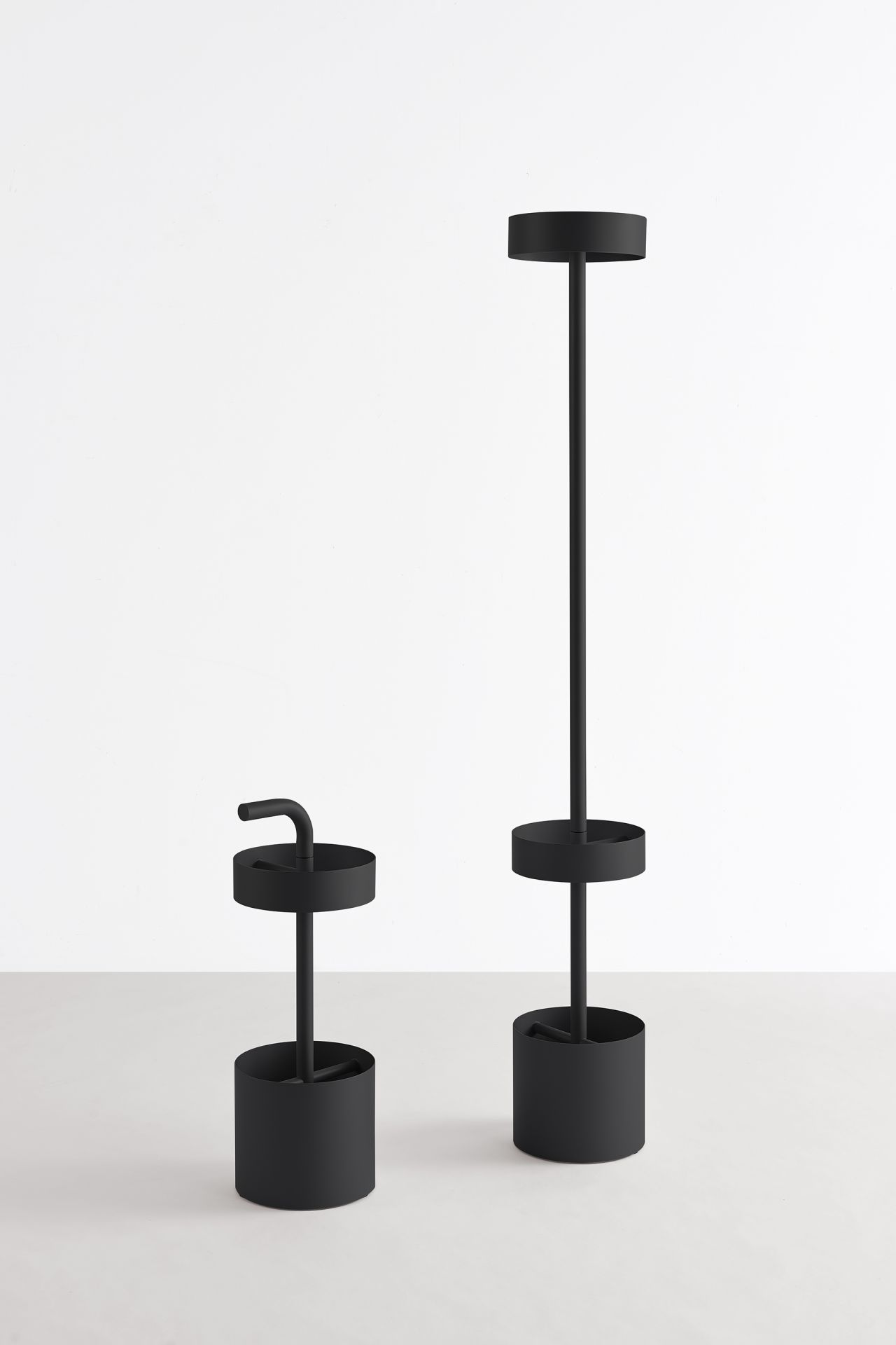 Ool Schirmständer Mox, zwei moderne, schwarze Schirmständer aus Metall in unterschiedlicher Höhe, minimalistisches Design.