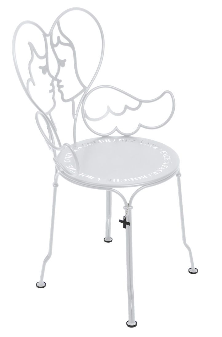Weißer Ange Stuhl von Fermob für den Außenbereich mit filigranem Design und Herzmotiv im Rücken.