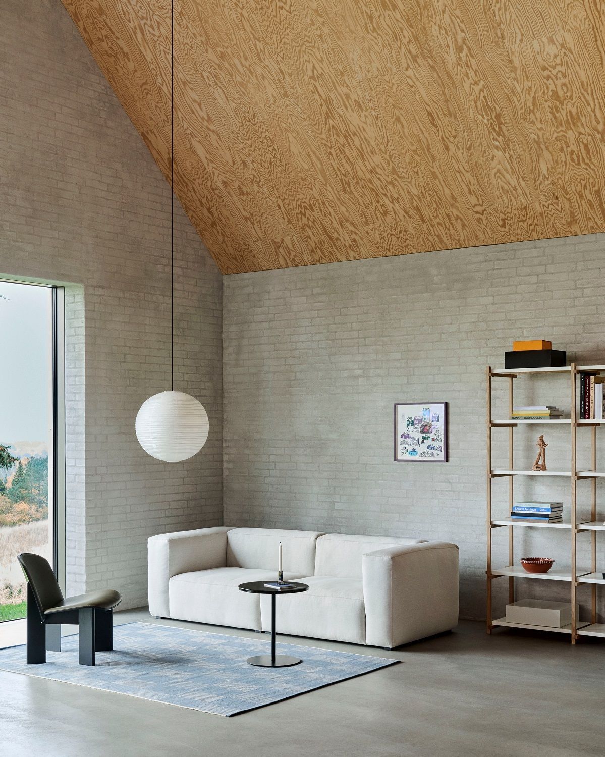Heller Wohnraum mit HAY Sofa, Regal und dem runden Pyro Coffee Table Indoor/Outdoor Couchtisch.