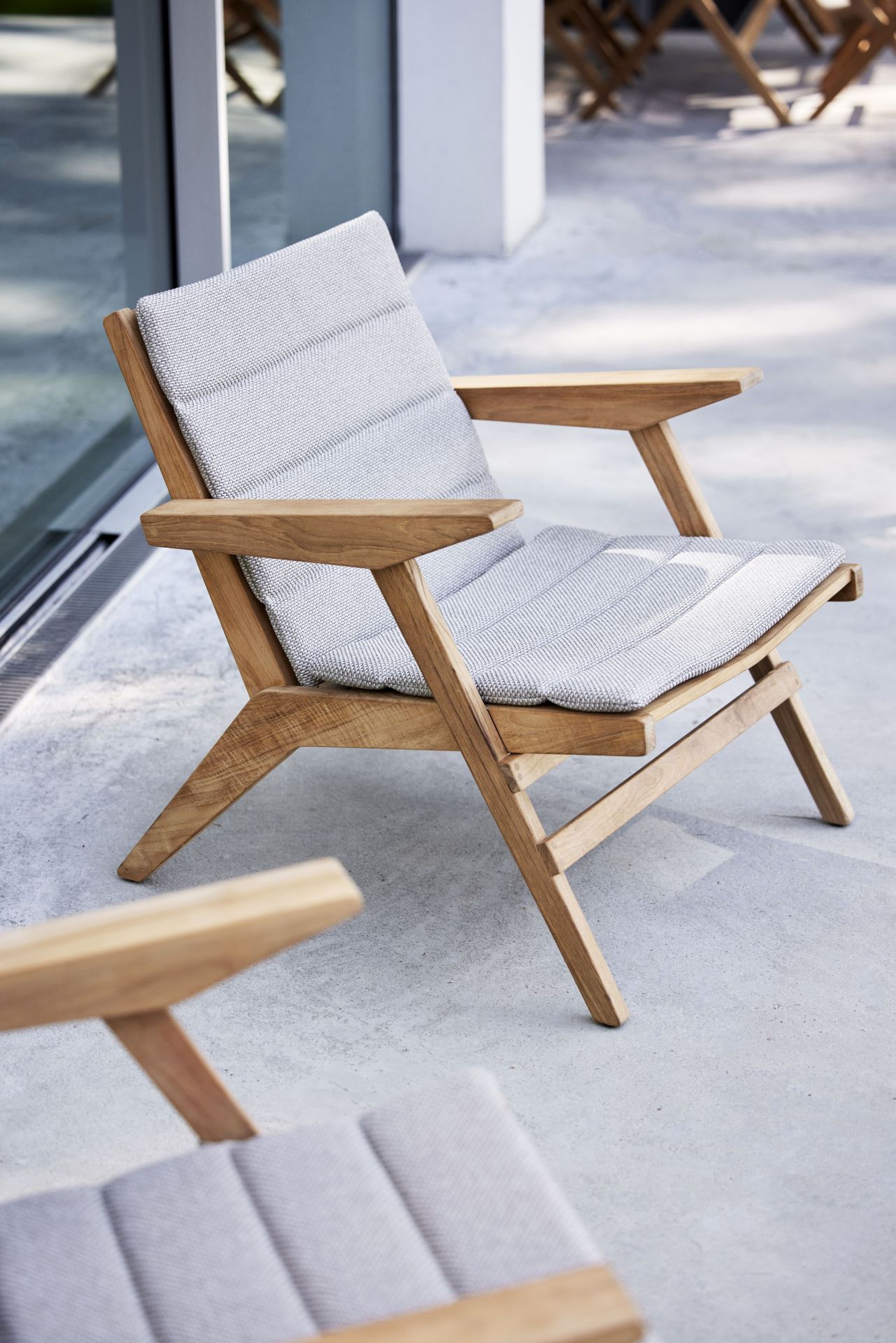Cane-Line Flip Loungesessel aus Teakholz mit grauem Kissen, Outdoor Möbel für Garten und Terrasse.