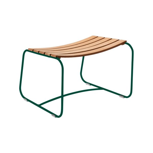 Surprising Fußhocker von Fermob für den Außenbereich, mit Holzlatten und grünem Metallgestell.