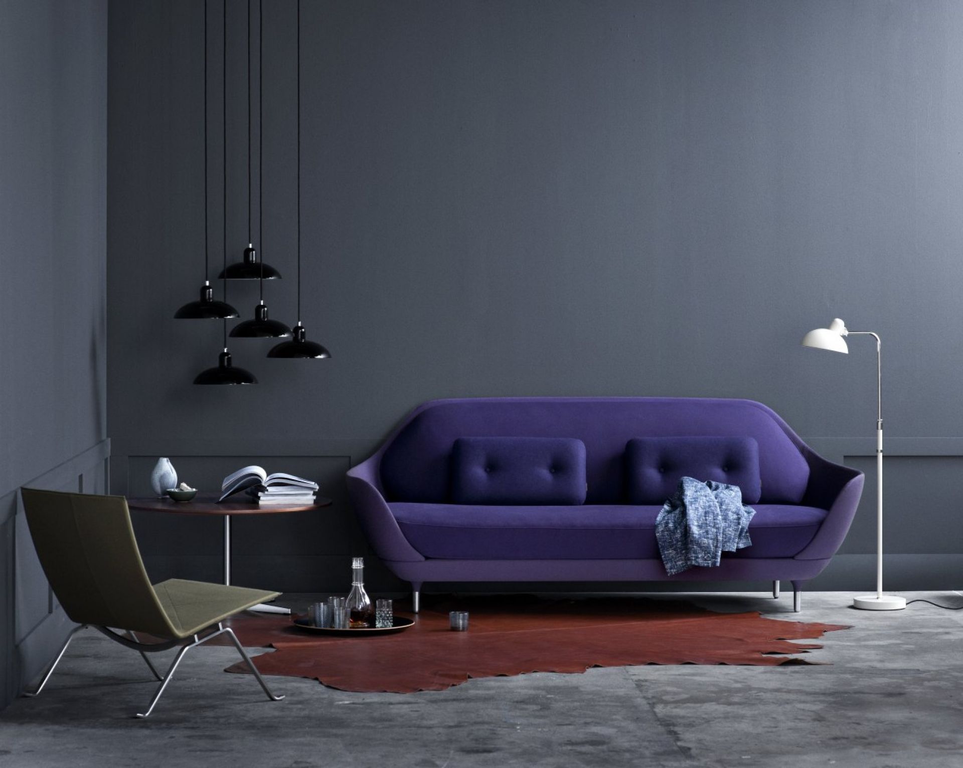 Lila Favn Sofa von Fritz Hansen im modernen Wohnzimmer mit Designermöbeln und stilvoller Beleuchtung.