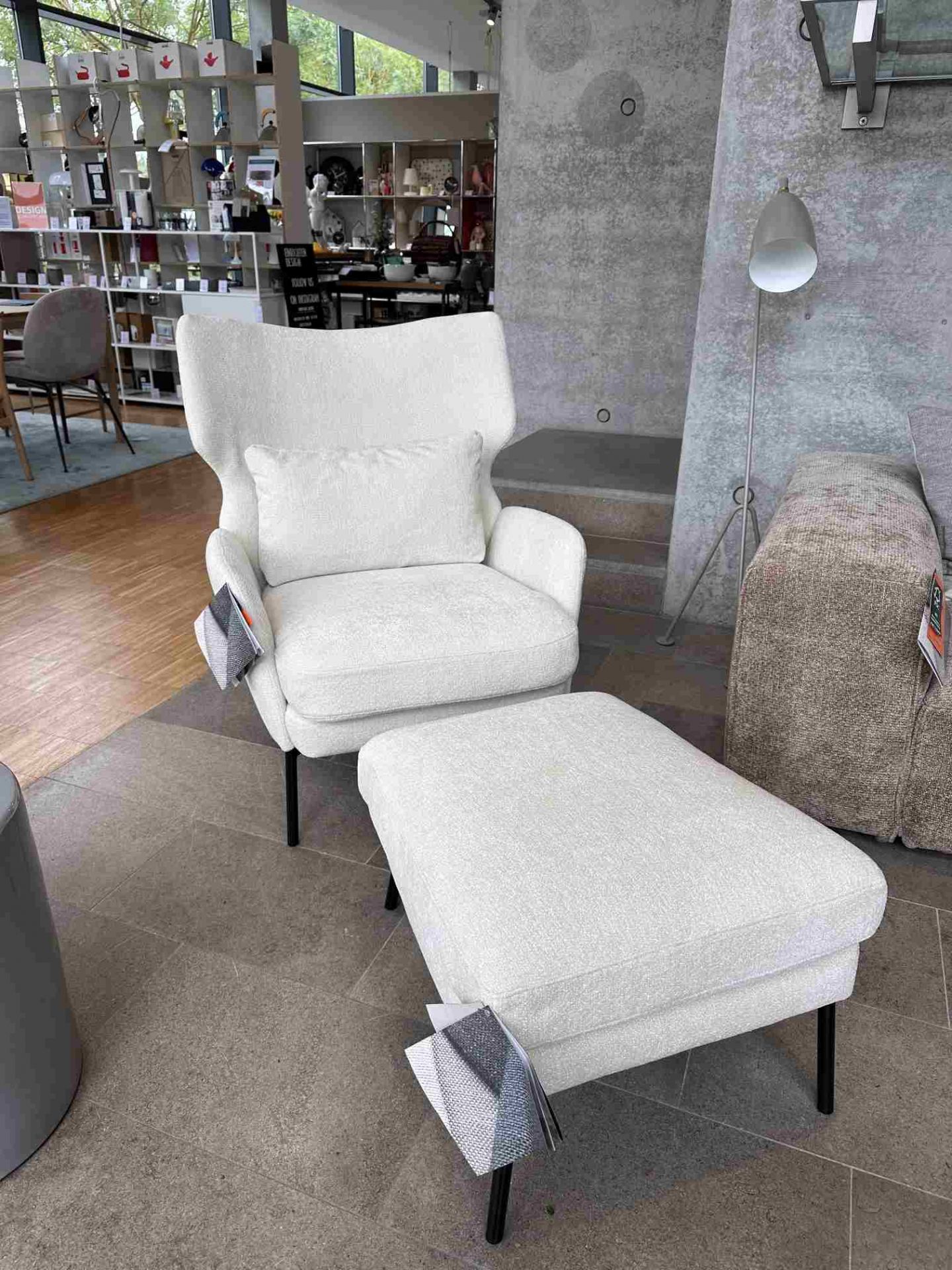 Weißer Sessel mit Ottoman im modernen Design. Seatrelax Sessel für entspannte Stunden.