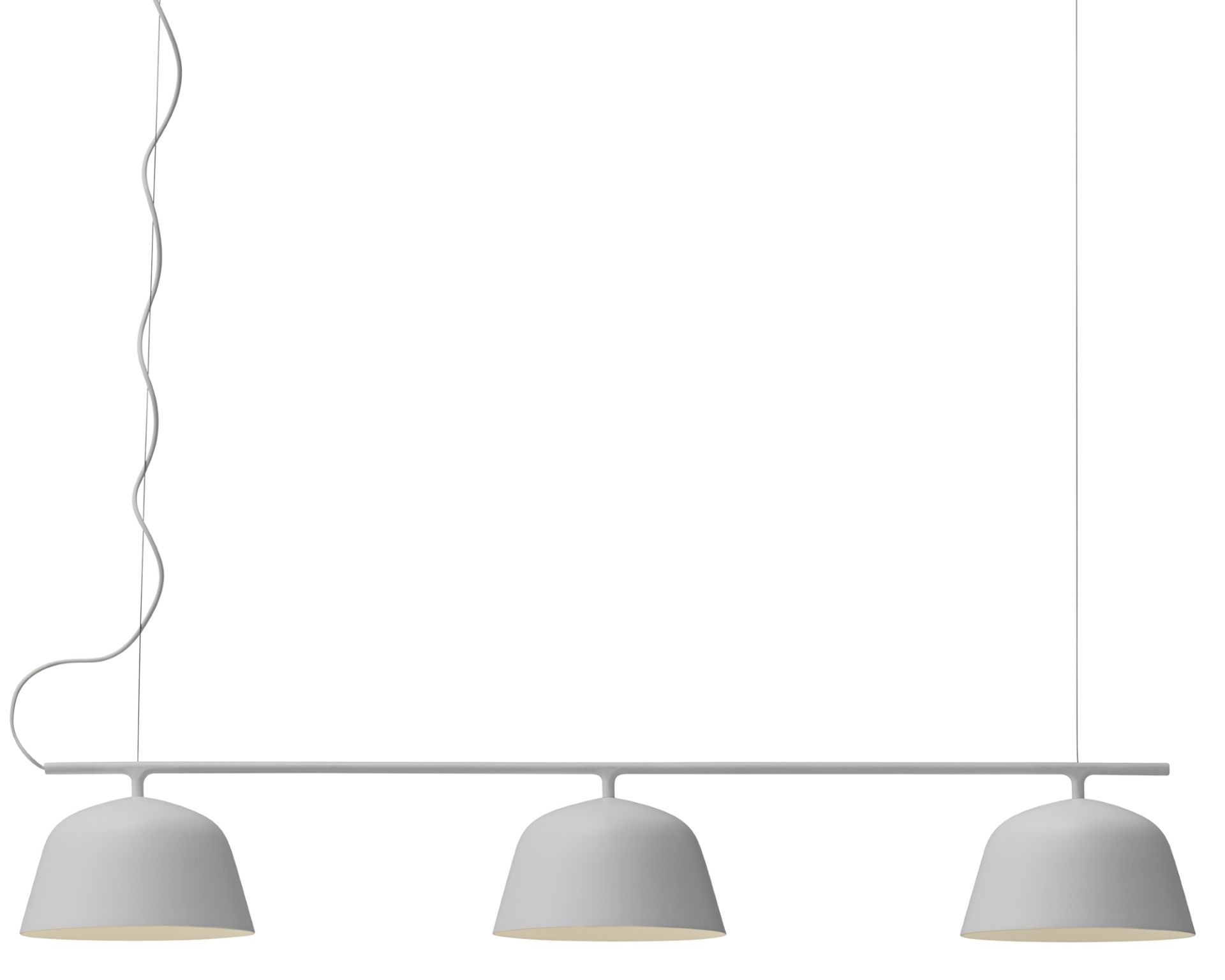 Weiße Muuto Ambit Rail Pendelleuchte mit drei Lampenschirmen, modernes Design für Esszimmer und Küche.