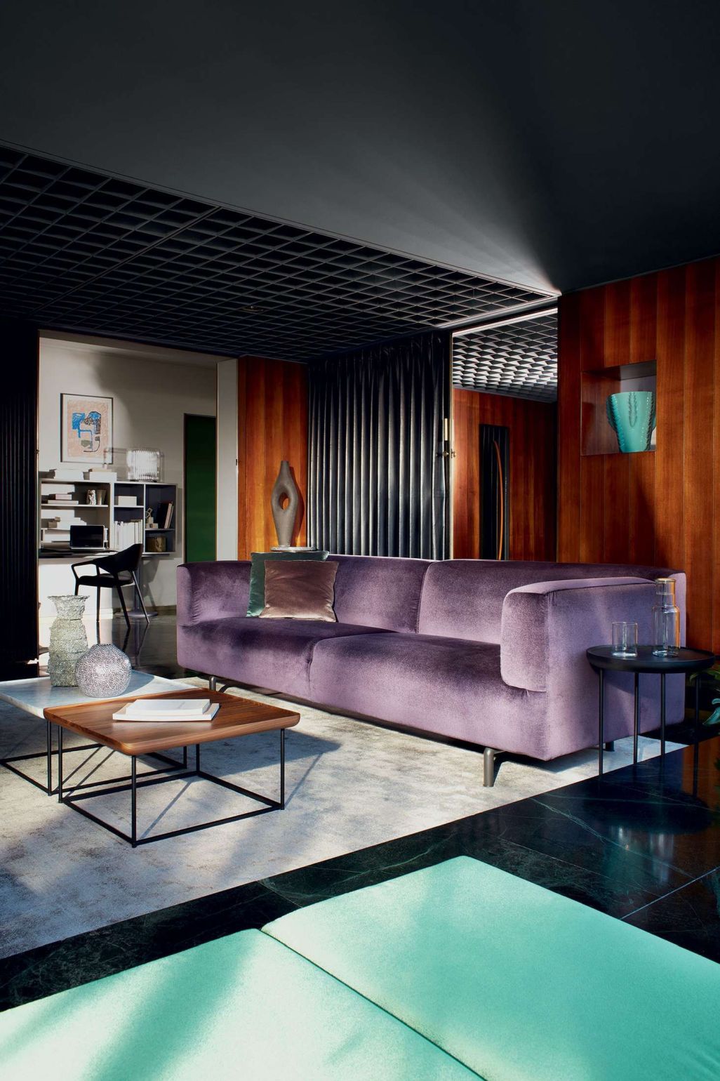 Wohnzimmer mit Cassina 381 Torei Tisch aus Holz und modernem lila Sofa.