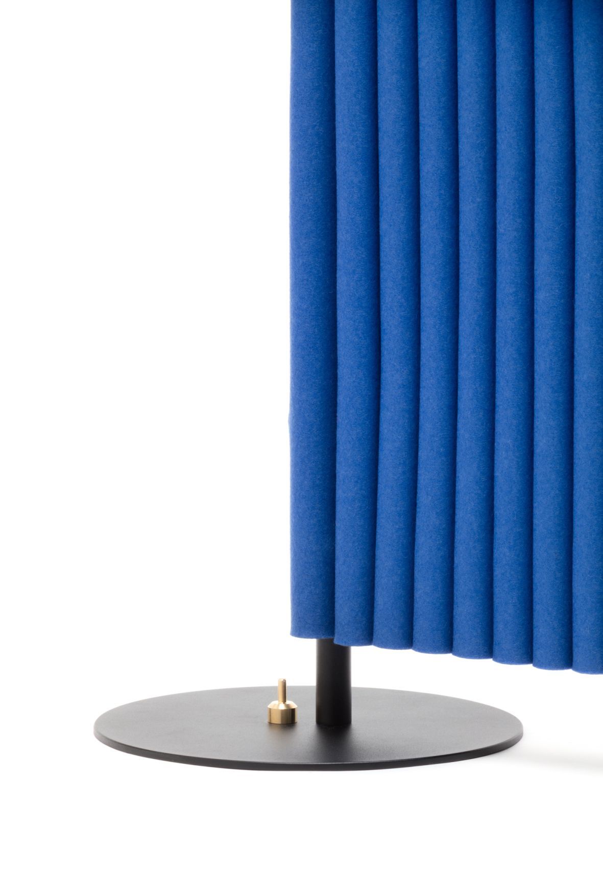 Blauer Welle Paravent von HEY-SIGN, ein Element mit Tellerfüßen, ideal als Raumteiler und Sichtschutz.