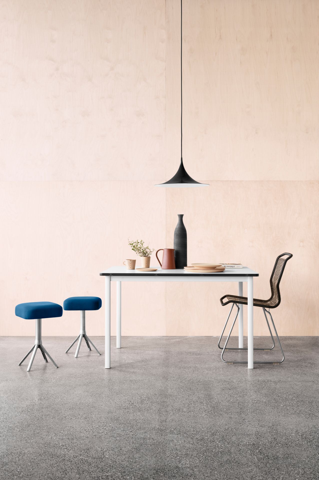Panton One Dining Stuhl Outdoor Clark mit Edelstahlgestell am Esstisch, moderne Gartenmöbel.
