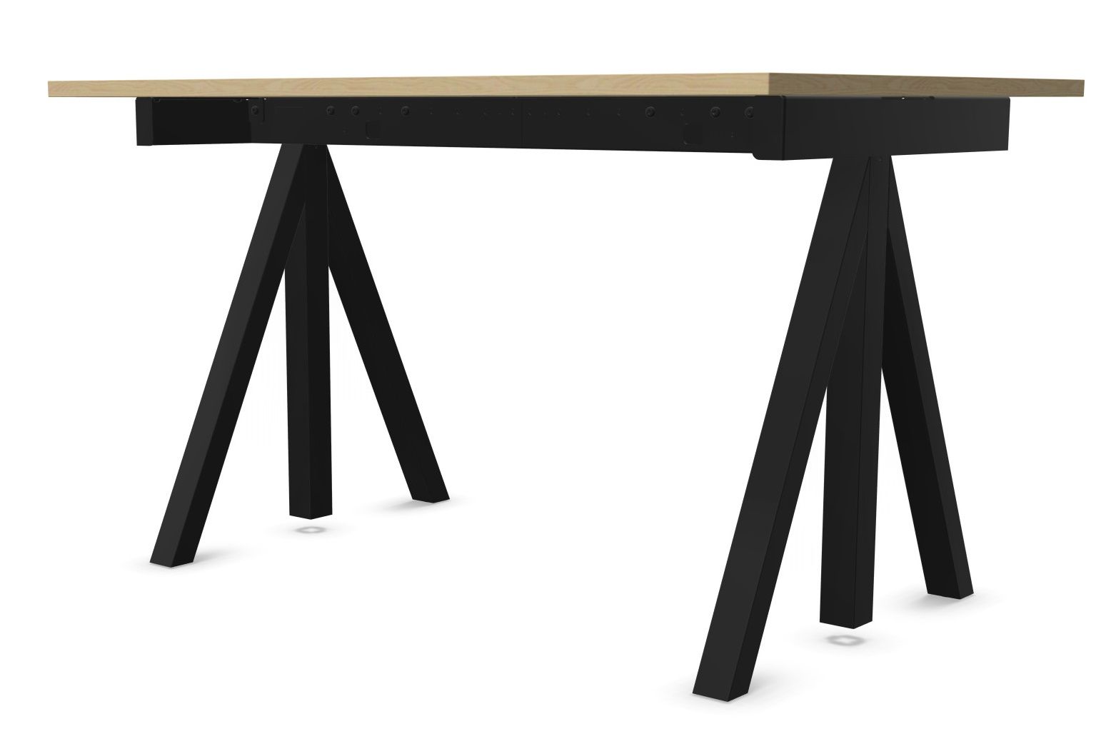 Wordesk Table Schreibtisch von String Furniture mit hellem Holz und schwarzem, modernem Metallgestell.