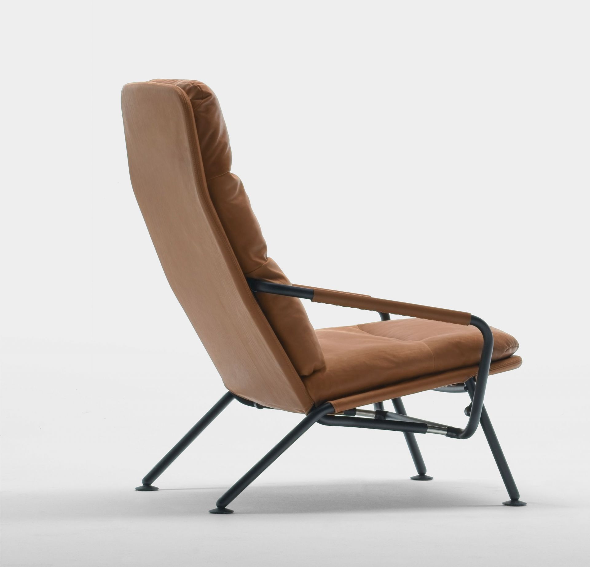 Kontrapunkt Liegesessel von Prostoria, Ledersessel in Braun mit schwarzem Metallgestell, modernes Design für Wohnzimmer.