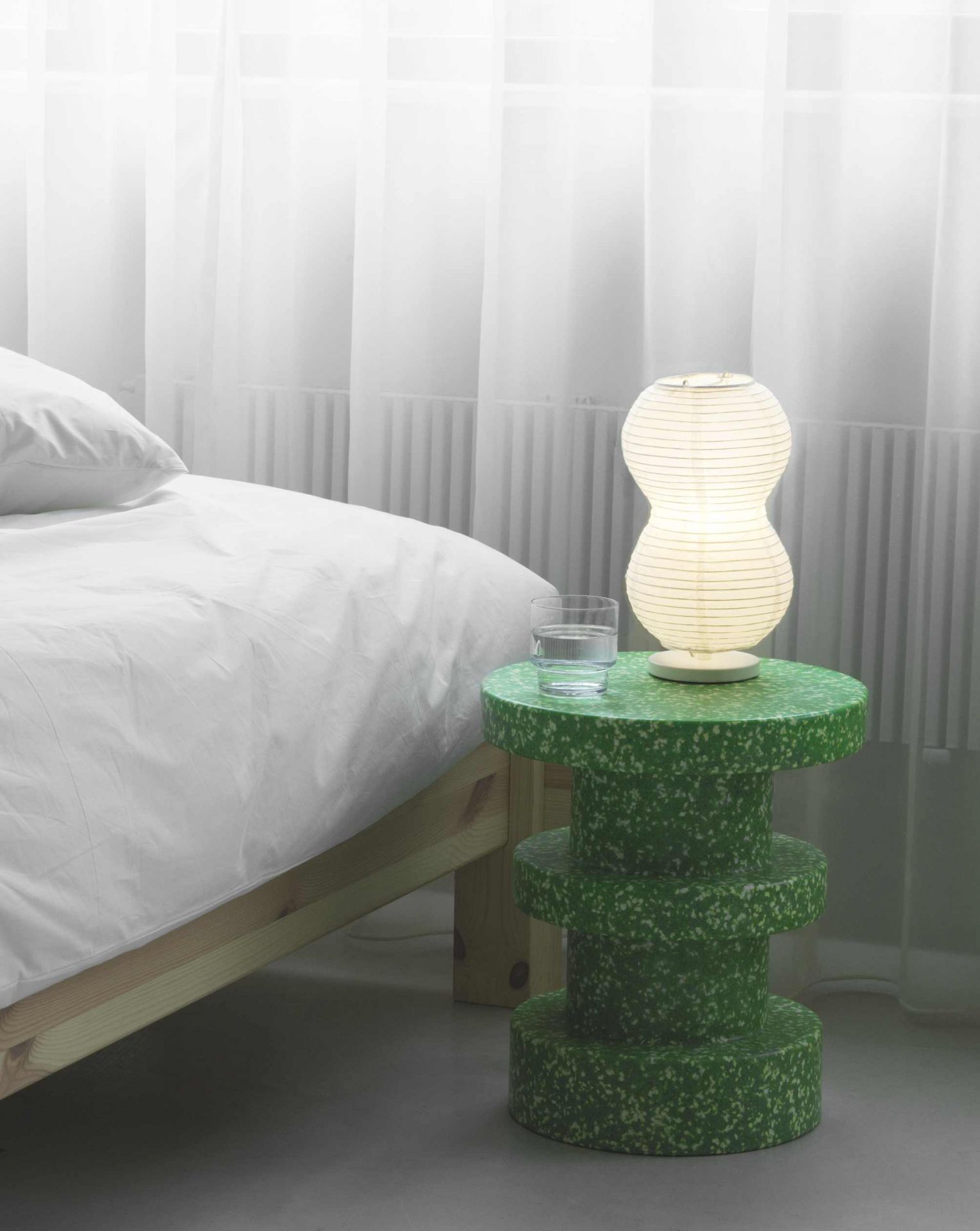 Normann Copenhagen Bit Stool Stack Hocker in Grün als Nachttisch mit Lampe und Wasserglas.
