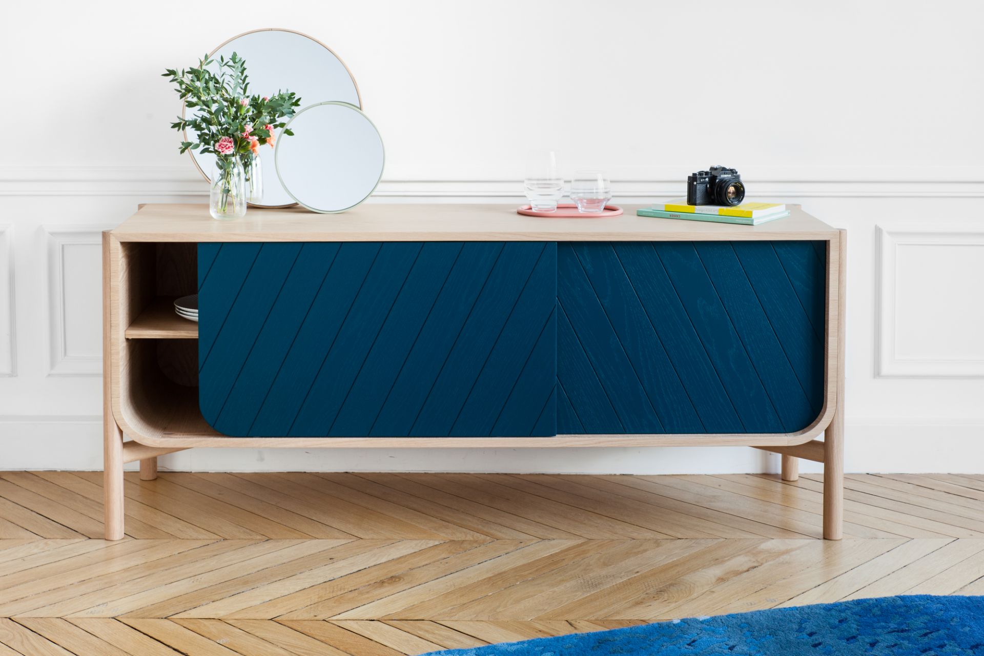 Marius Sideboard von Hartô: Holz Sideboard mit blauen Schiebetüren und Stauraum für Wohnzimmer.