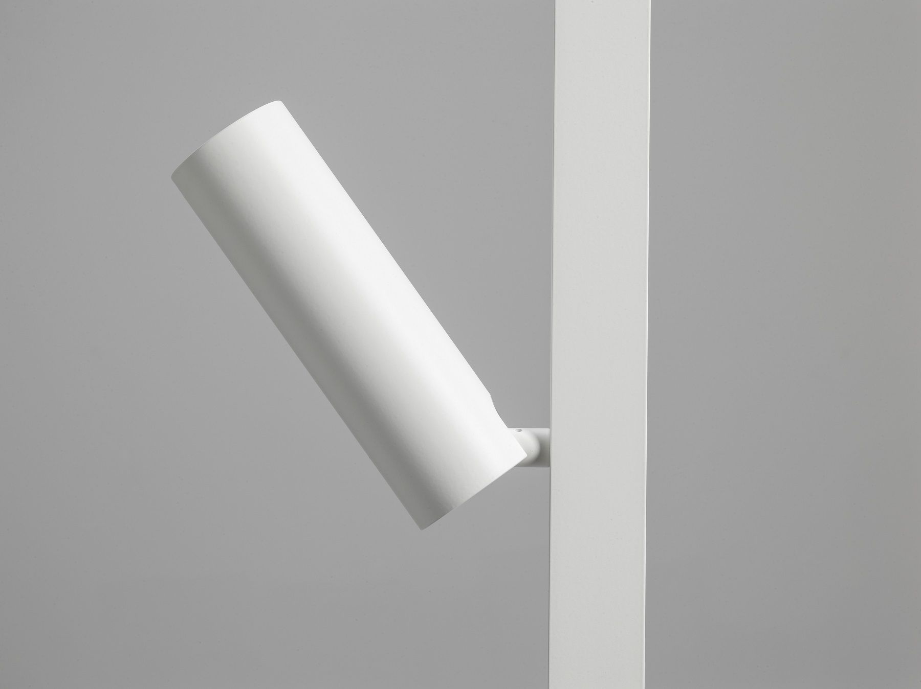 Detailaufnahme der ZEN-X2 Stehleuchte in Weiß, modernes Design mit verstellbarem Lichtkopf für Wohnzimmer und Büro.