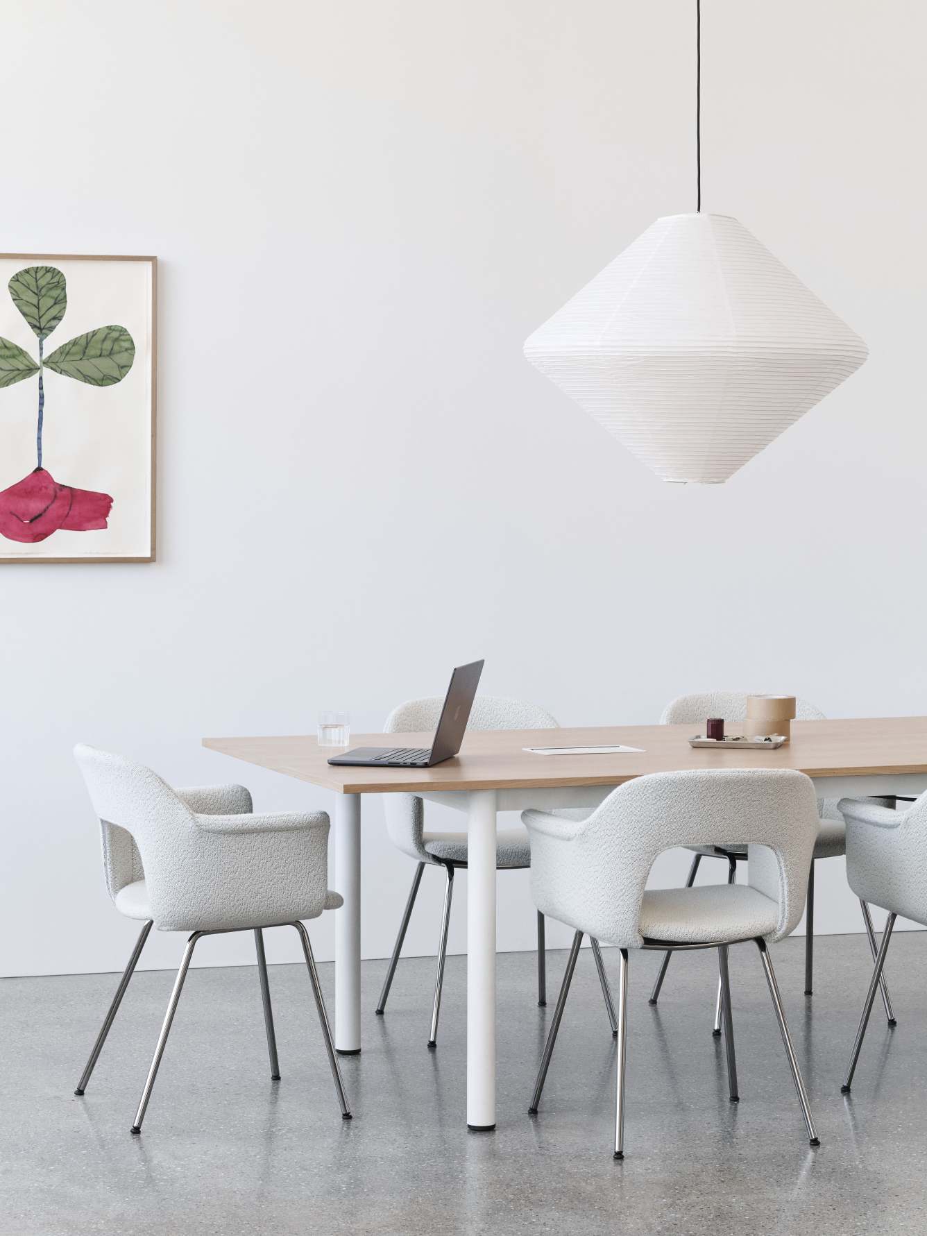 Annex Table Overhang Esstisch von Hay mit Stühlen, Laptop und Lampe in einem hellen Raum.