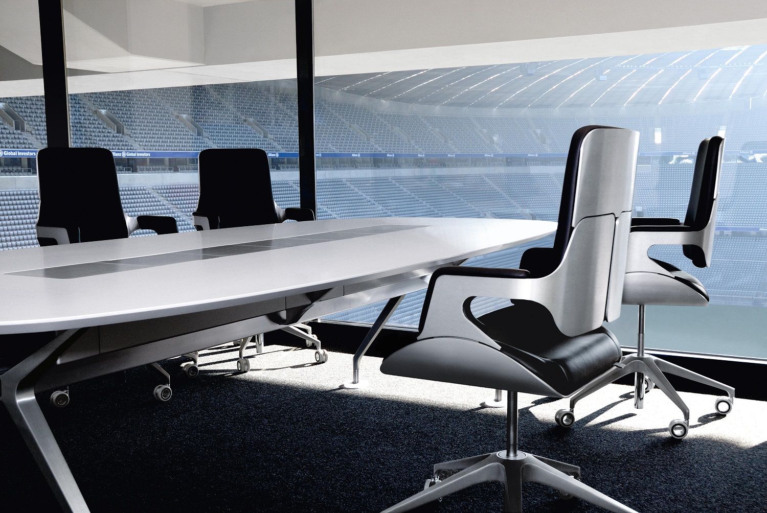Moderner Interstuhl Konferenzsessel 151S in Silber und Schwarz, ideal für stilvolle Besprechungsräume.