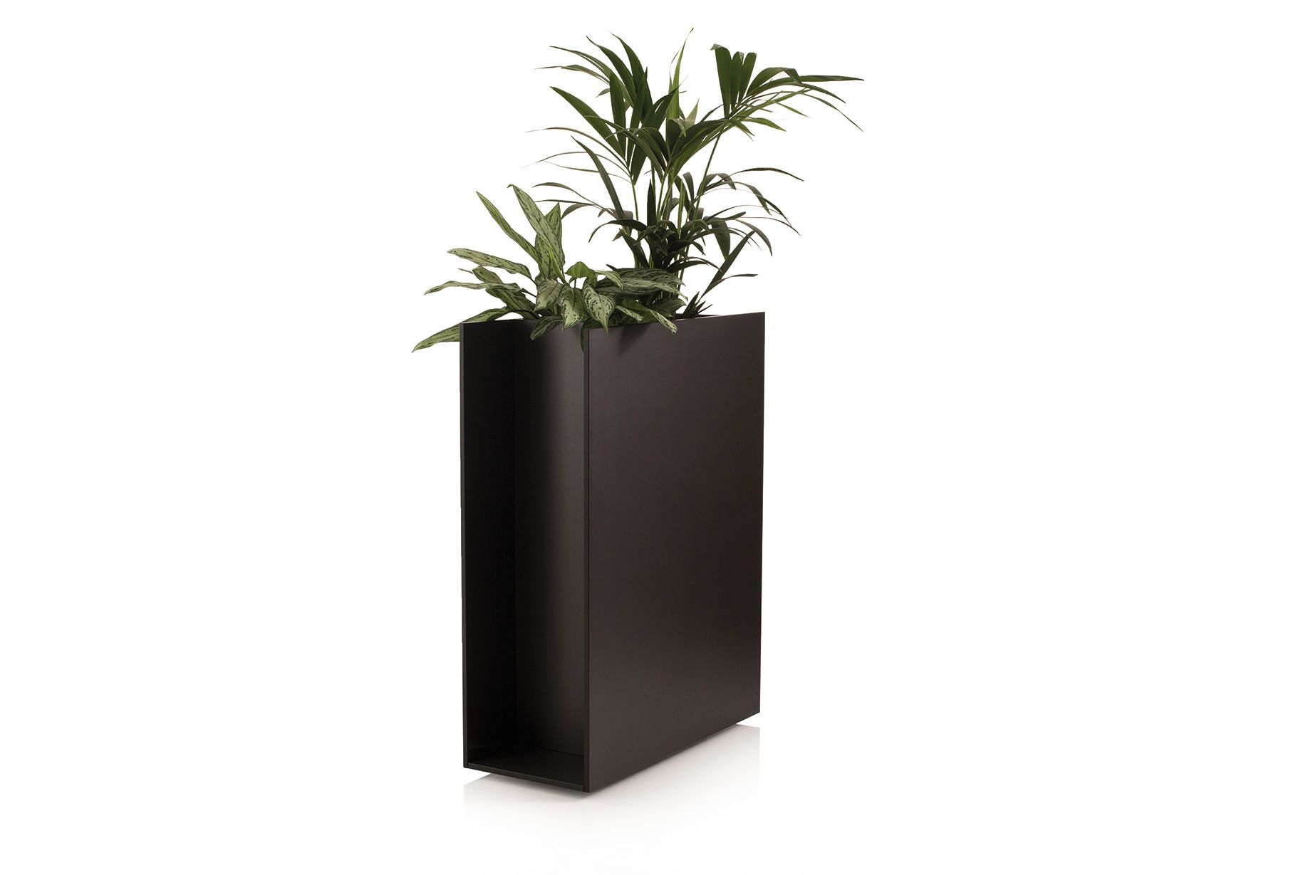 Sotomon Pflanzgefäß in Taupe von Conmoto mit grünen Pflanzen, moderner Blumenkübel für Innen und Außen.