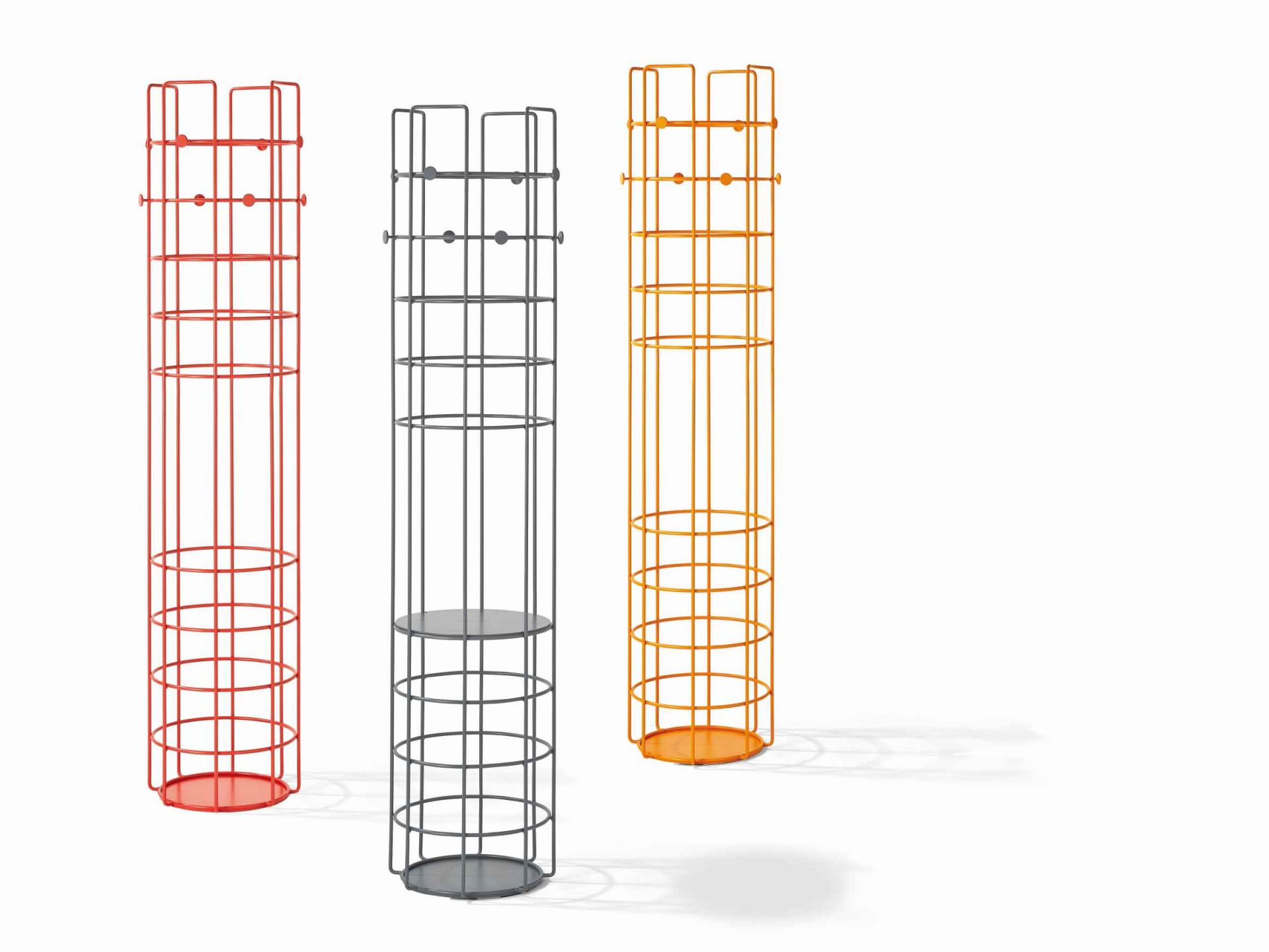 Drei Bazar Standgarderoben von Richard Lampert in Rot, Basaltgrau und Orange. Moderne, minimalistische Garderobenlösung.