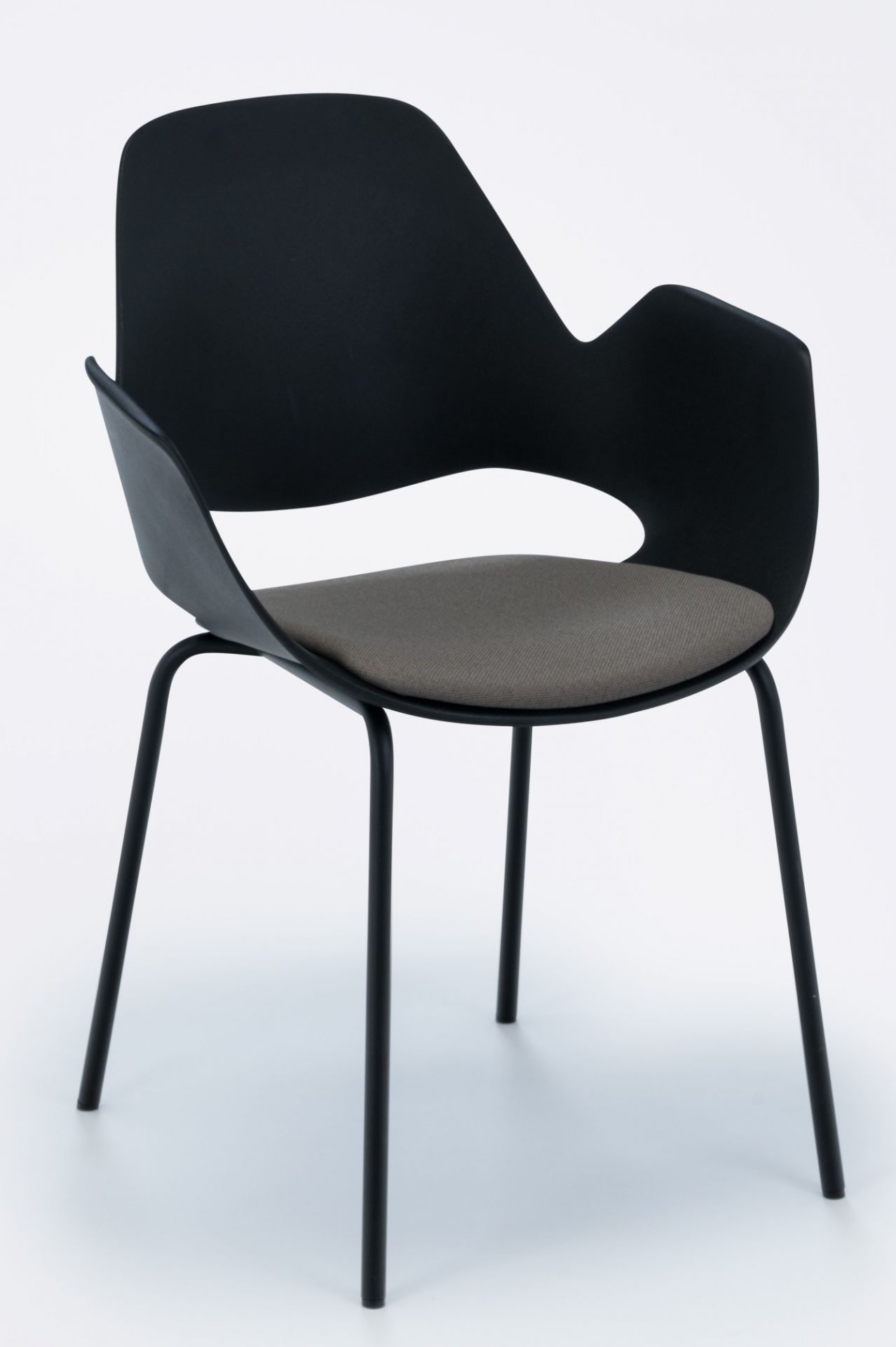 Falk Stuhl mit Armlehne von Houe, schwarzes Metallgestell, grauer Sitzpolster, modernes Design für Esszimmer und Büro.