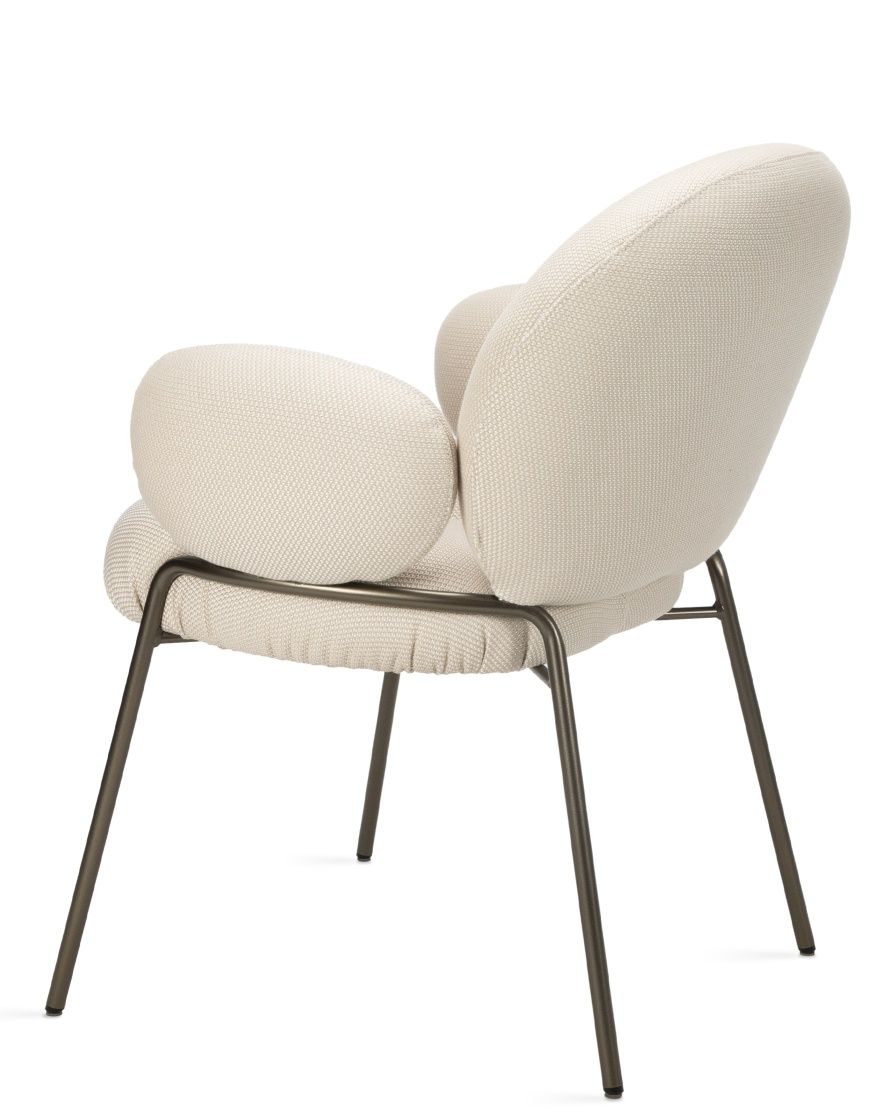 Nana Outdoor Armchair von Freifrau Manufaktur, Stoffbezug in Beige, hohe Armlehnen und Metallgestell.