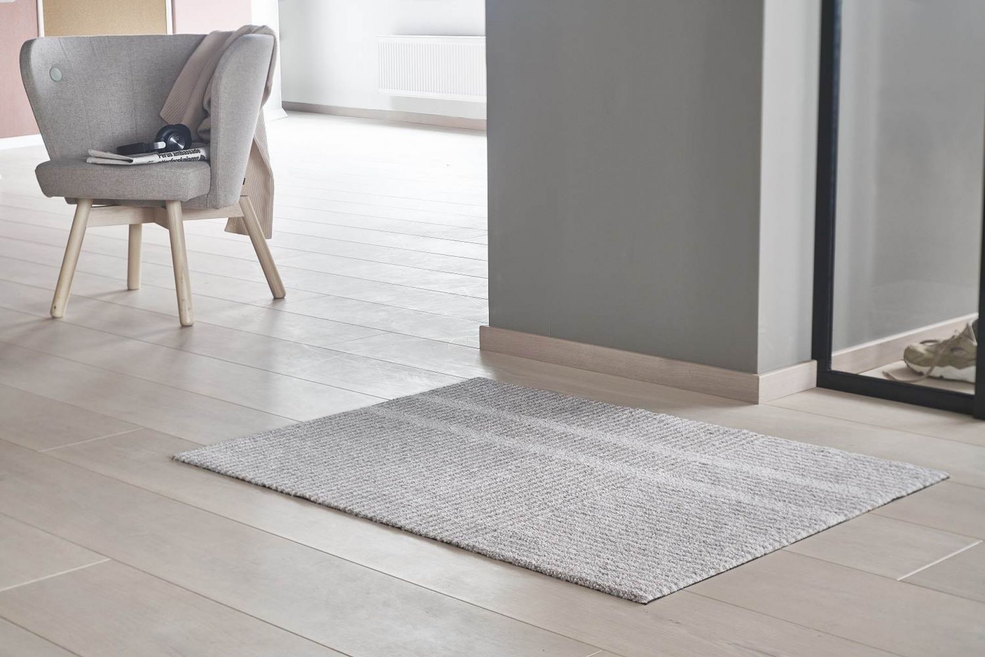 Løype Fußmatte in Breezy Beige auf hellem Holzboden, ideal für Innen- und Außenbereiche.