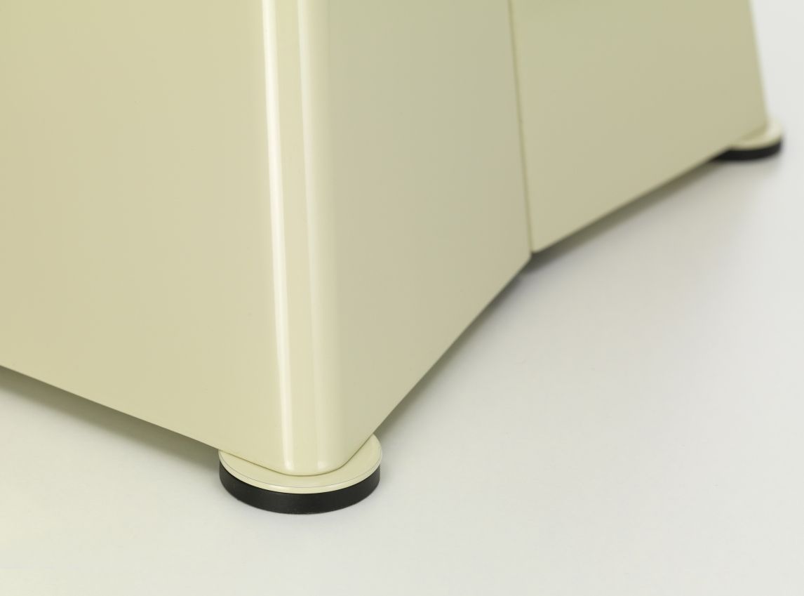 Detailaufnahme vom Vitra Tabouret Métallique Hocker in Beige, der die Füße und die Metallstruktur zeigt.
