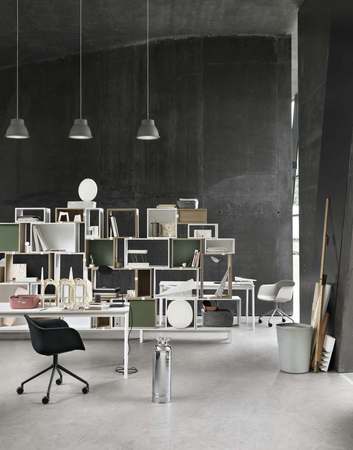 Muuto Stacked Storage System 2.0: Modernes Regalsystem in Weiß, Grün und Holz, vielseitig und stilvoll.