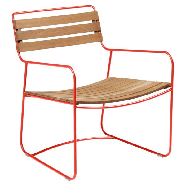 Surprising Sessel von Fermob für den Außenbereich, rotes Metallgestell mit Holzlatten für Sitzfläche und Rückenlehne.