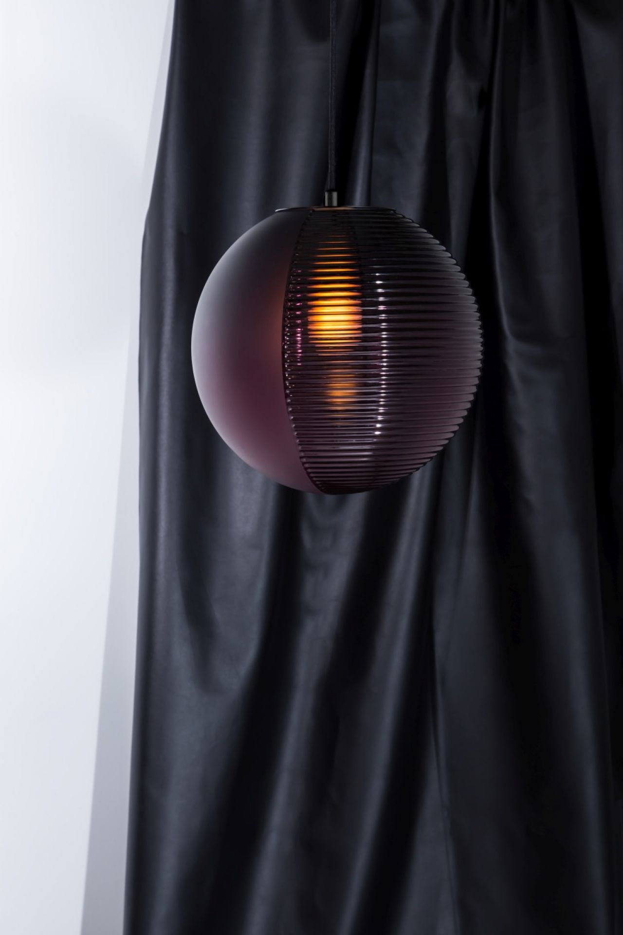 Nahaufnahme der Stellar Pendelleuchte von Pulpo, moderne Hängelampe mit gerippter Oberfläche.