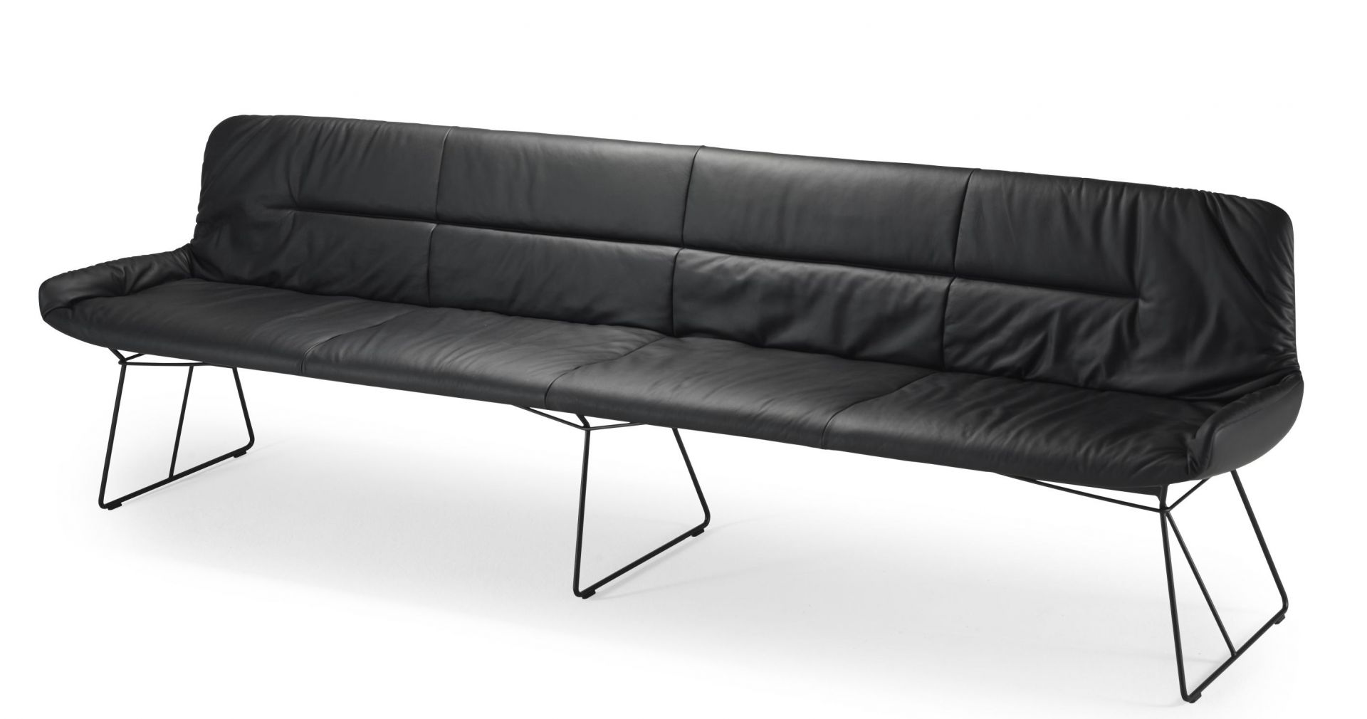 Schwarze Leya Bank von Freifrau Manufaktur mit Lederbezug und filigranem Metallgestell, modernes Möbeldesign für Esszimmer und Wohnbereich.