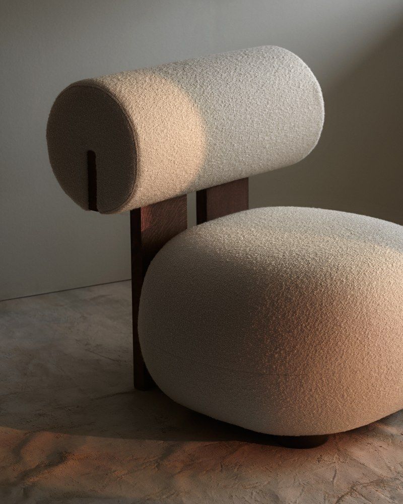 Detailaufnahme des Hippo Lounge Sessels von NORR11 mit beigem Stoffbezug und dunklem Holzgestell.