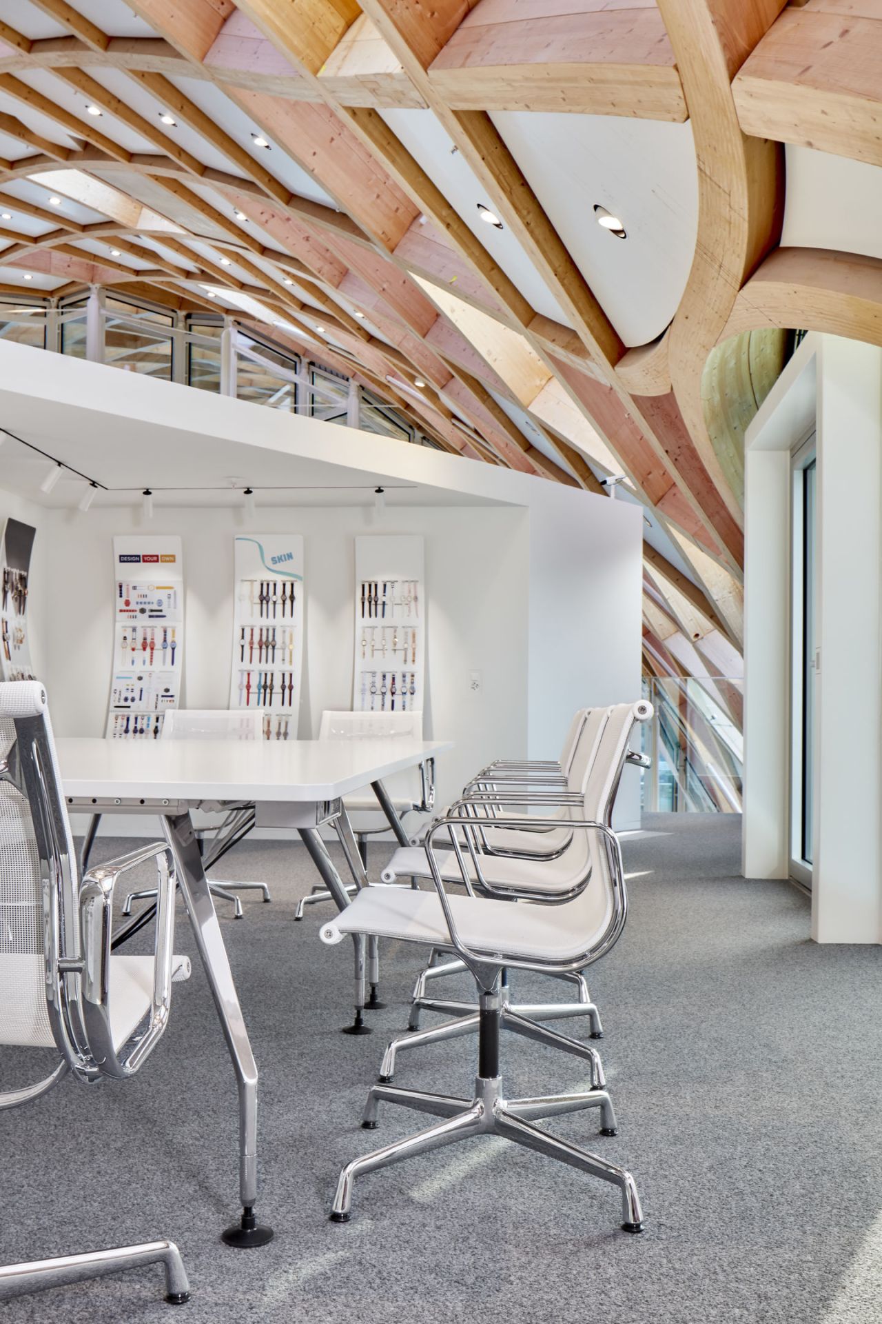 Konferenzraum mit weißem Tisch und mehreren Aluminium Chair EA 104 Stühlen von Vitra.