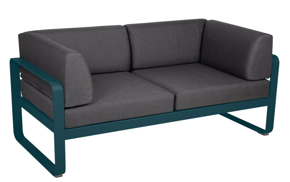 Bellevie Sofa von Fermob für den Außenbereich, 2-Sitzer in Grau mit petrolfarbenem Gestell.