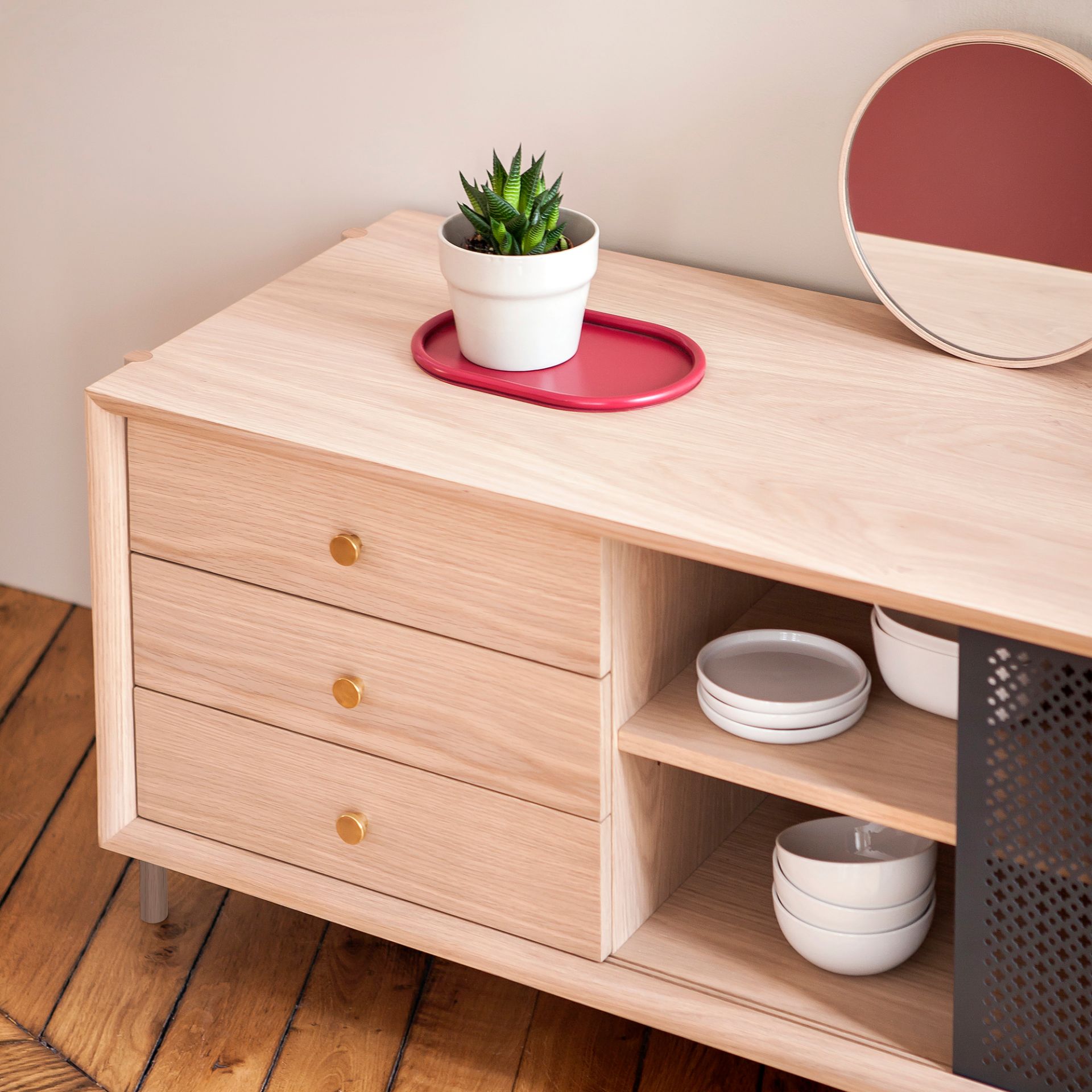 Hartô Gabin Sideboard aus Eiche mit drei Schubladen und offenem Regal.