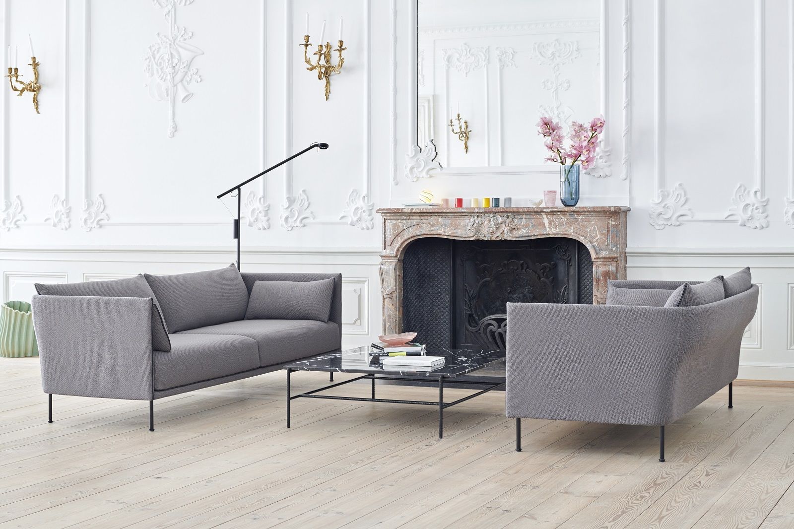 Graues Silhouette Sofa 2-Sitzer Low Hay im stilvollen Wohnzimmer mit Kamin und Couchtisch.