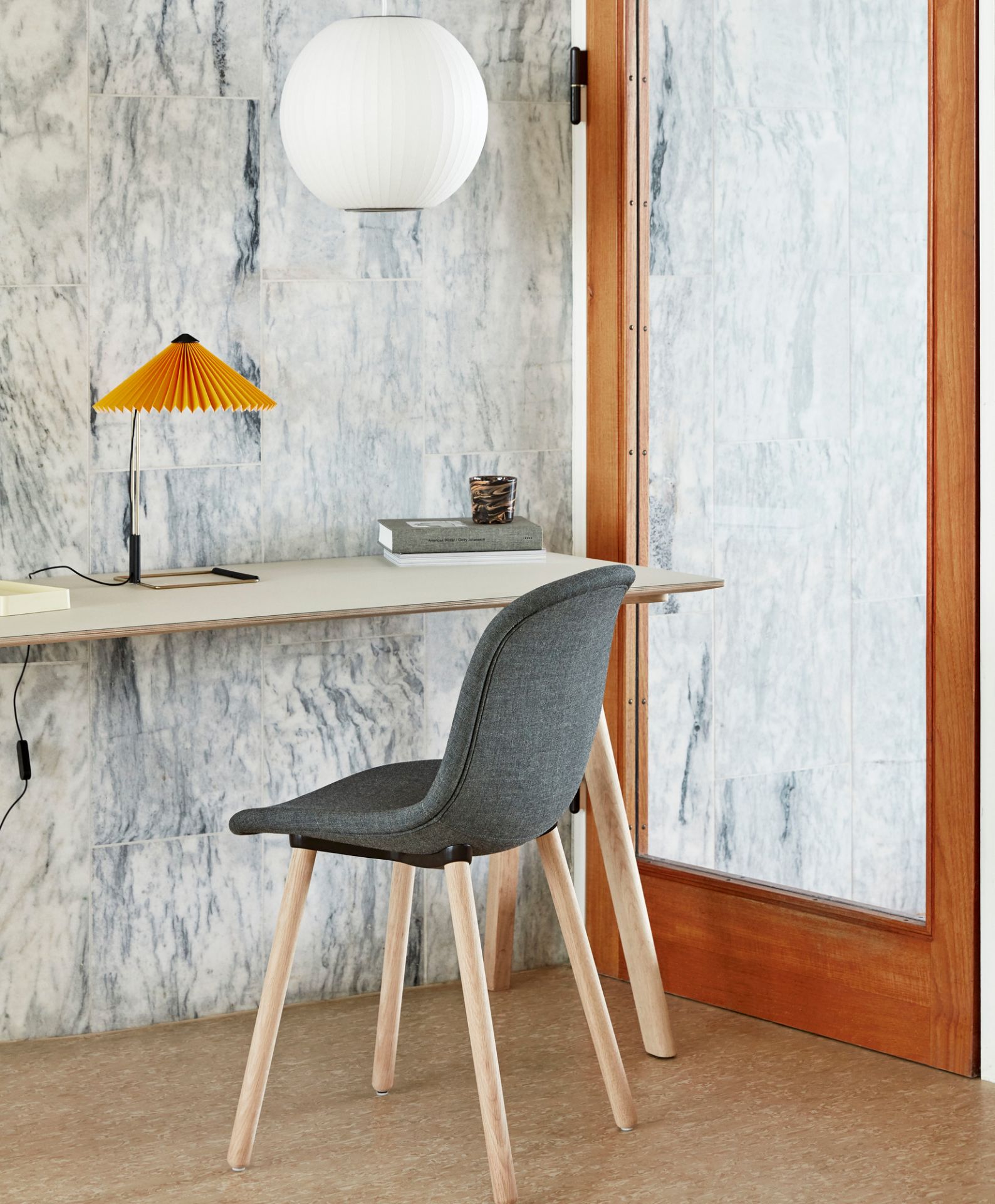 Copenhague Table CPH 90 Schreibtisch von Hay mit grauem Stuhl und gelber Lampe im modernen Arbeitszimmer.