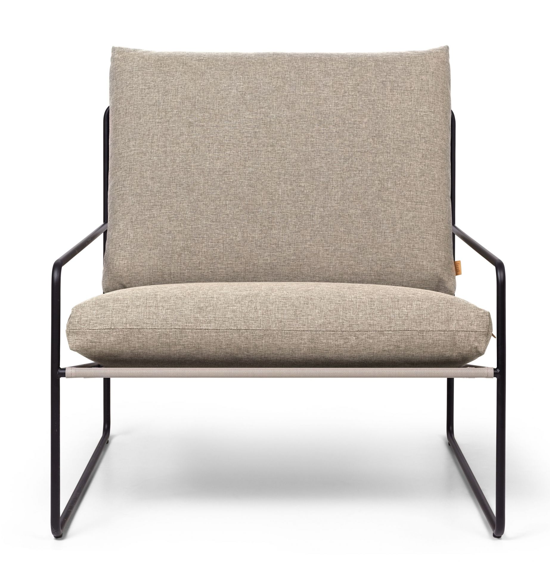 Desert Sessel von Ferm Living: Outdoor Sessel mit schwarzem Gestell und beigen Kissen.