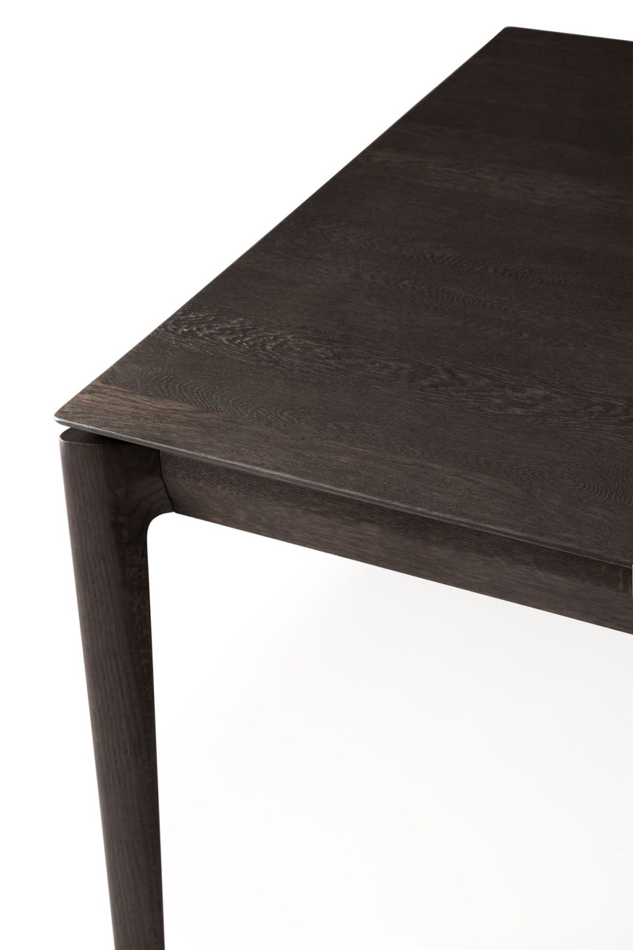 Detailaufnahme: Brauner Bok Tisch von Ethnicraft aus Eiche, lackiert, für Esszimmer.