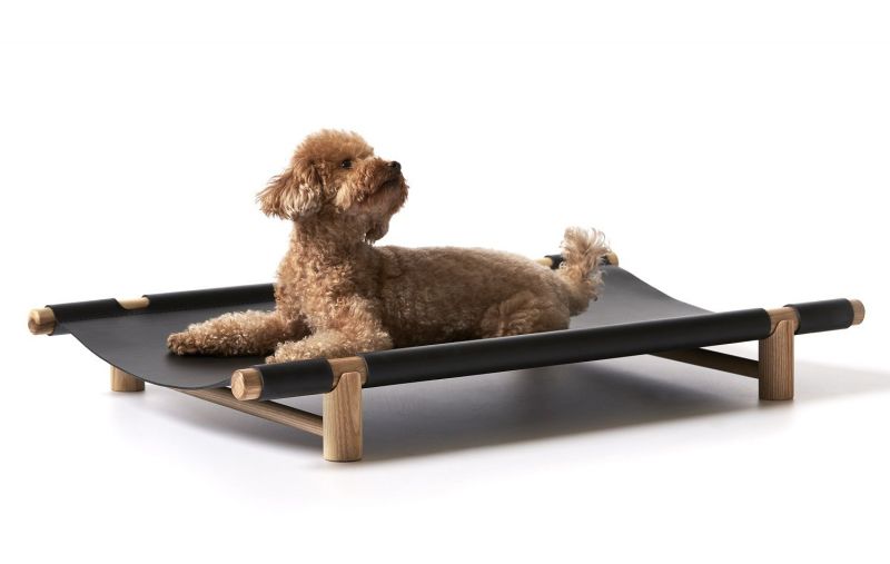 Brauner Pudel liegt entspannt auf dem Berberé Hundebett von Opinion Ciatti, tragbares Designer Hundebett.