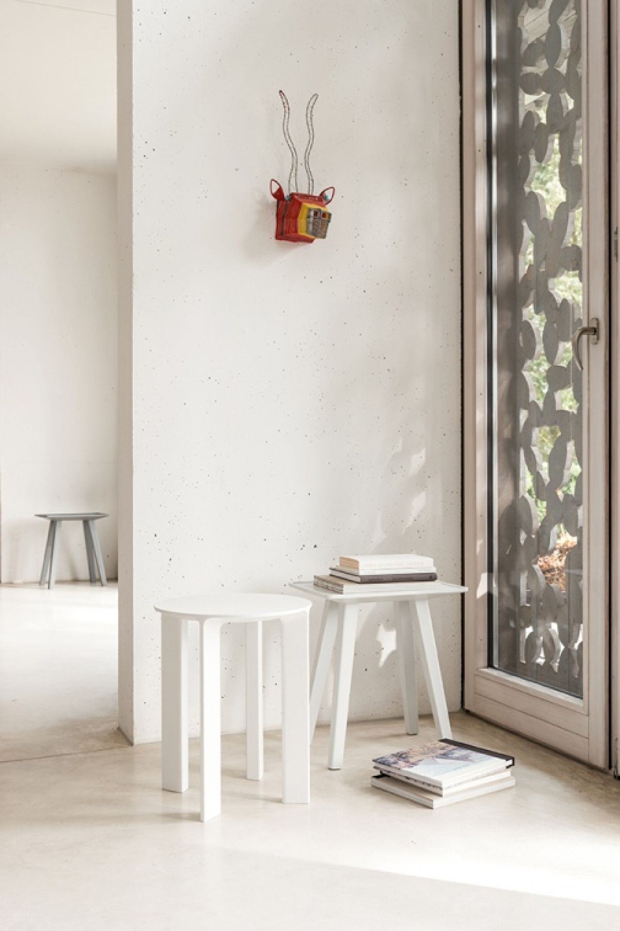 Weißer Hans Hocker von Schönbuch im minimalistischen Interieur, ideal als Sitzhocker oder Beistelltisch.