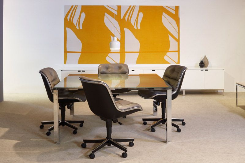 Pollock Executive Drehstühle von Knoll International um einen Konferenztisch mit Glasplatte.