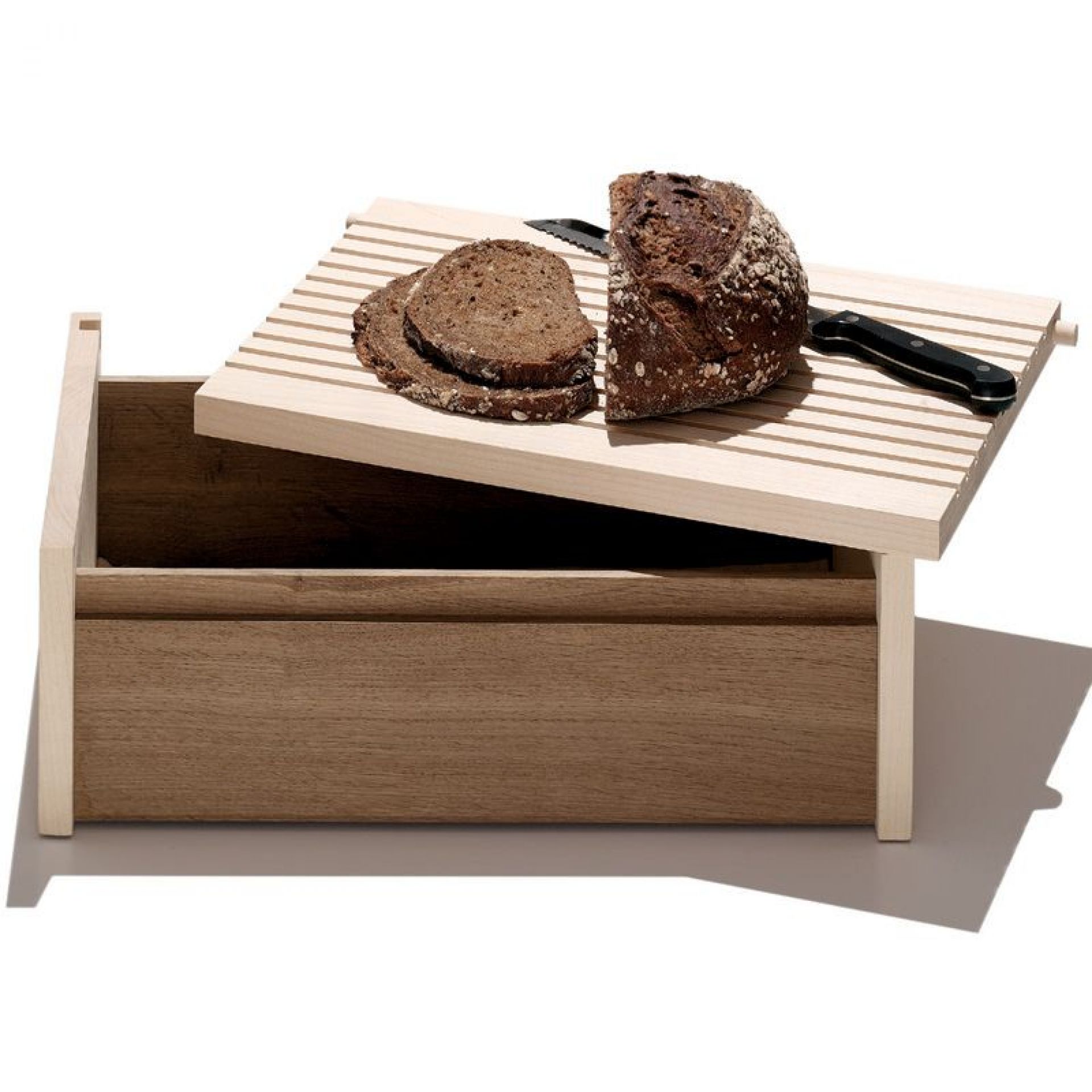 Brotkasten aus Holz mit Brot und Messer auf dem Deckel. Praktische Brotaufbewahrung.