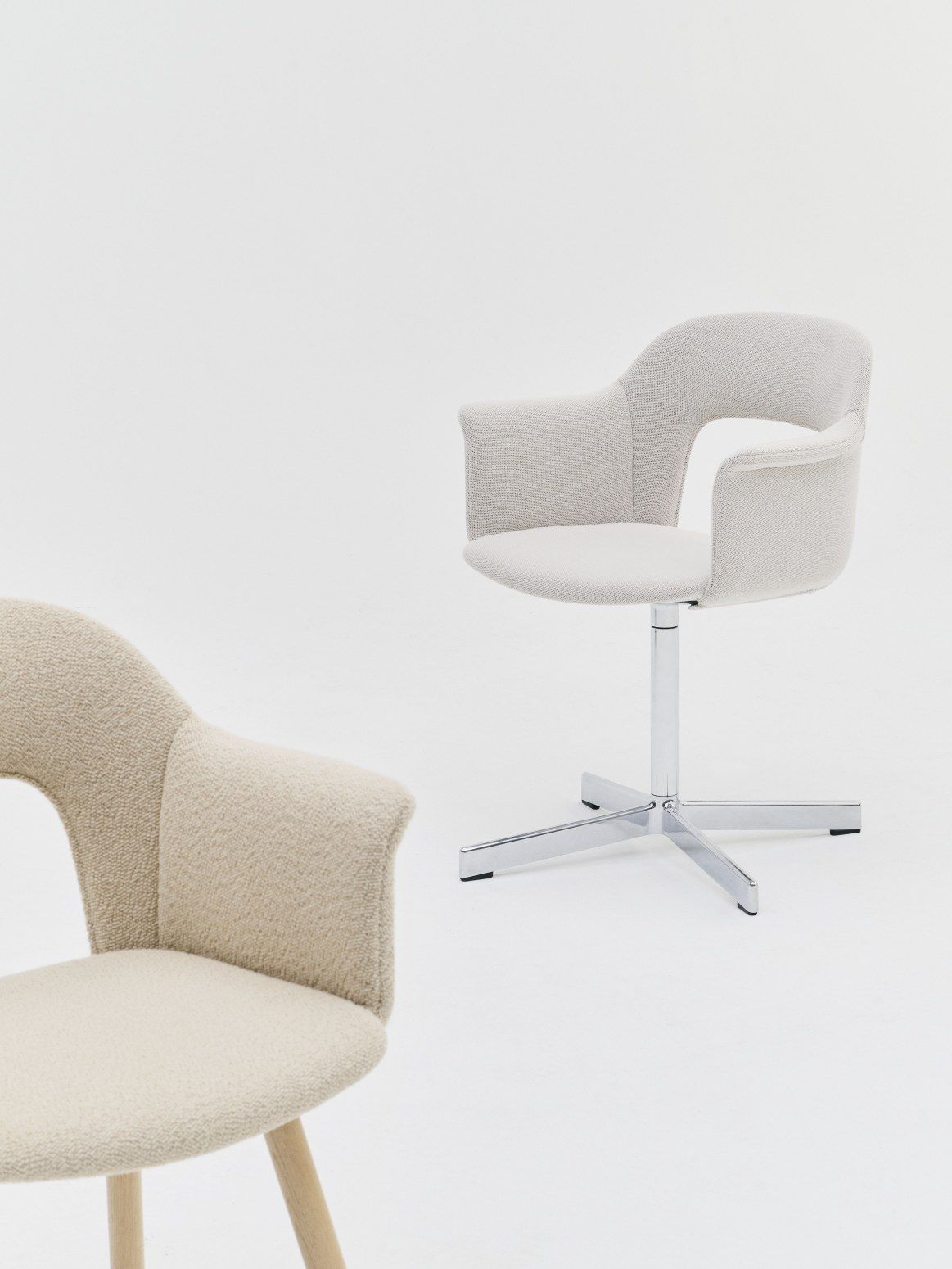Layout Armchair 234 von Hay, Armlehnstühle in Beige und Weiß mit Drehfuß und Holzbeinen.