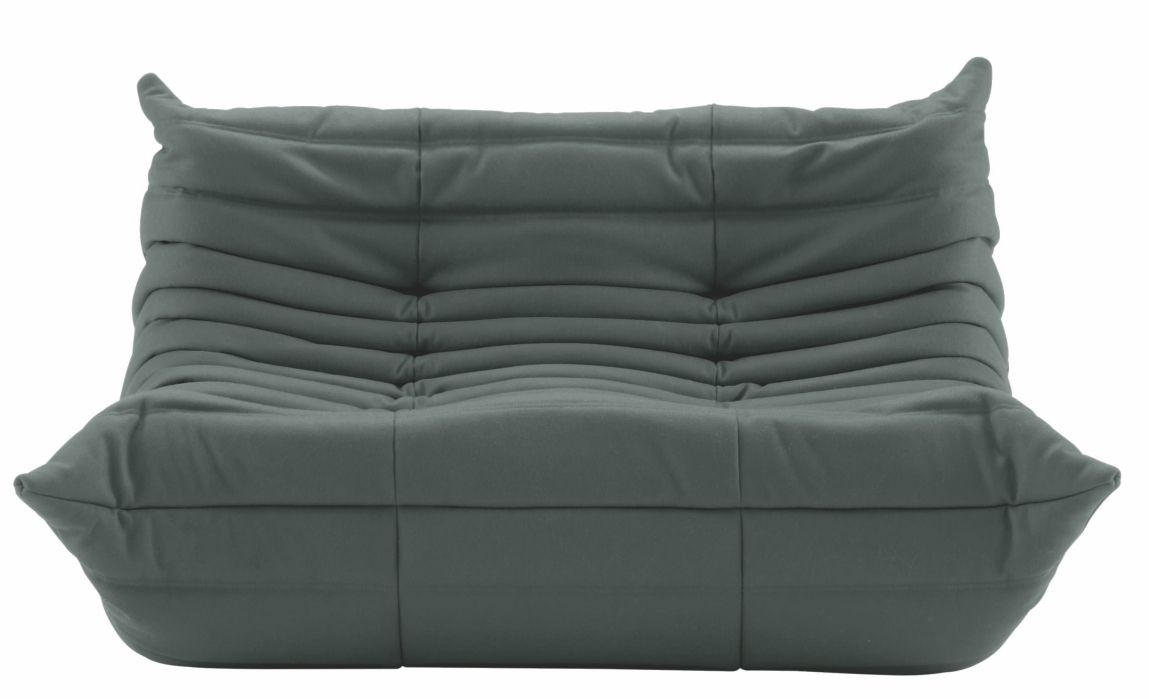 Graues Togo 2-Sitzer Sofa von ligne roset, modernes Design Polstersofa für Wohnzimmer und Lounge.