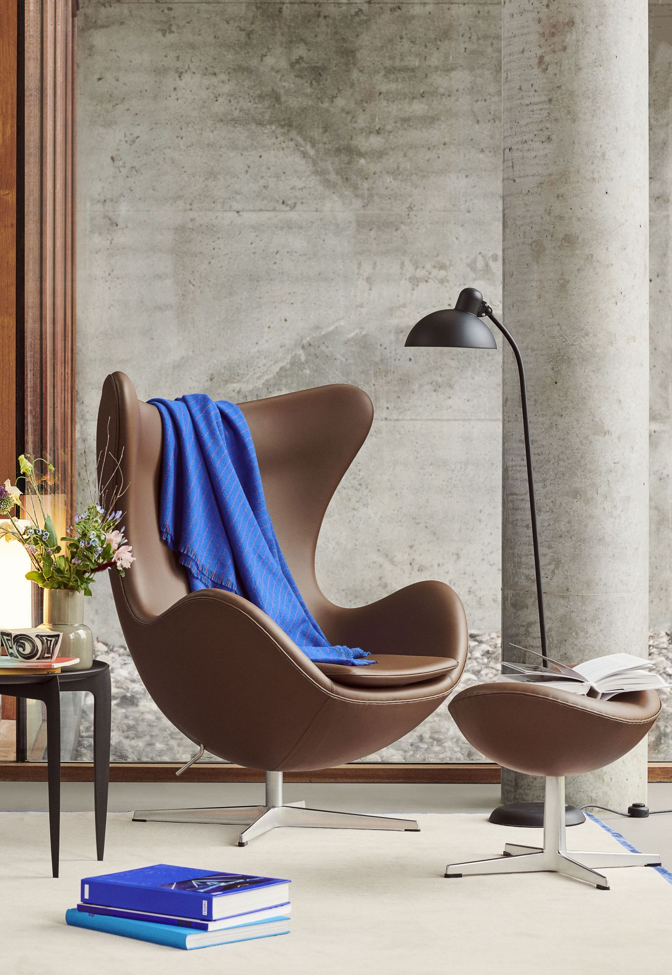 Brauner Egg Chair Sessel mit Hocker und blauer Decke, Designklassiker von Fritz Hansen.