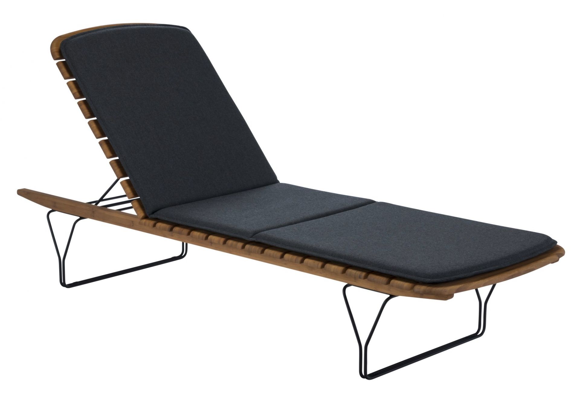 Houe Sonnenliege mit Molo Outdoor Kissen, graue Polsterauflage auf Holzliege mit schwarzem Metallgestell.