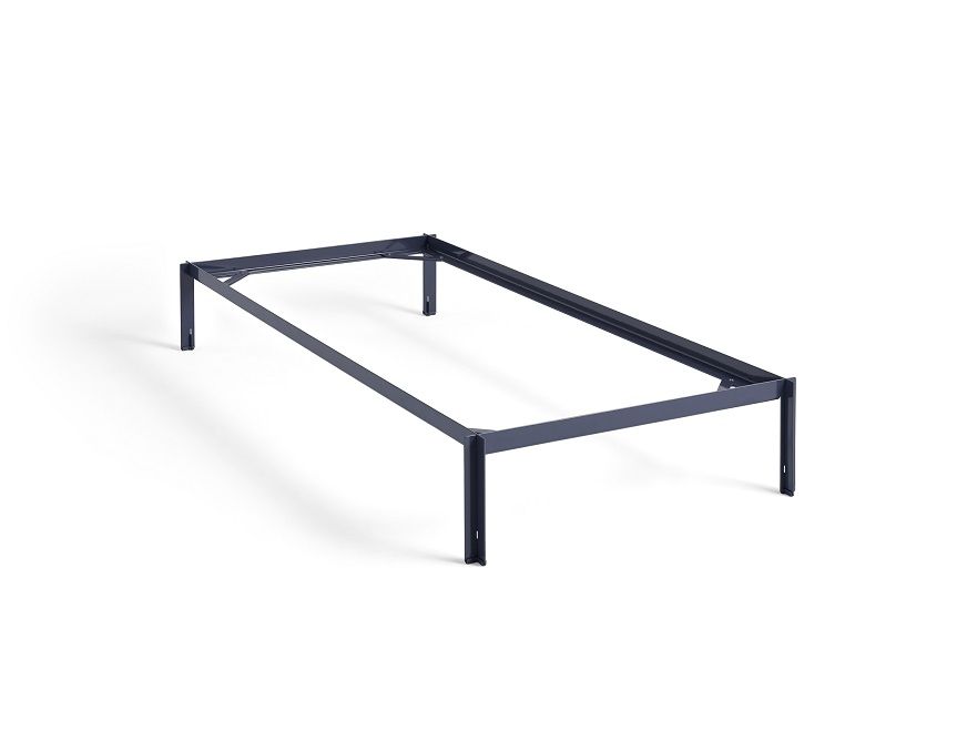 Metallbettgestell des Connect Bed von Hay, modernes Design für Schlafzimmer, ohne Lattenrost.