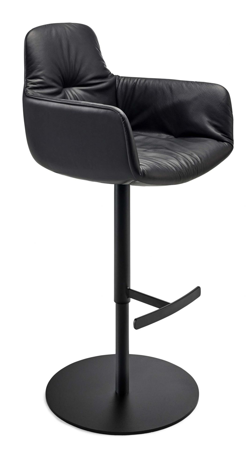 Schwarzer Leya Bar Armchair High Barhocker von Freifrau Manufaktur mit Armlehnen und Fußstütze.