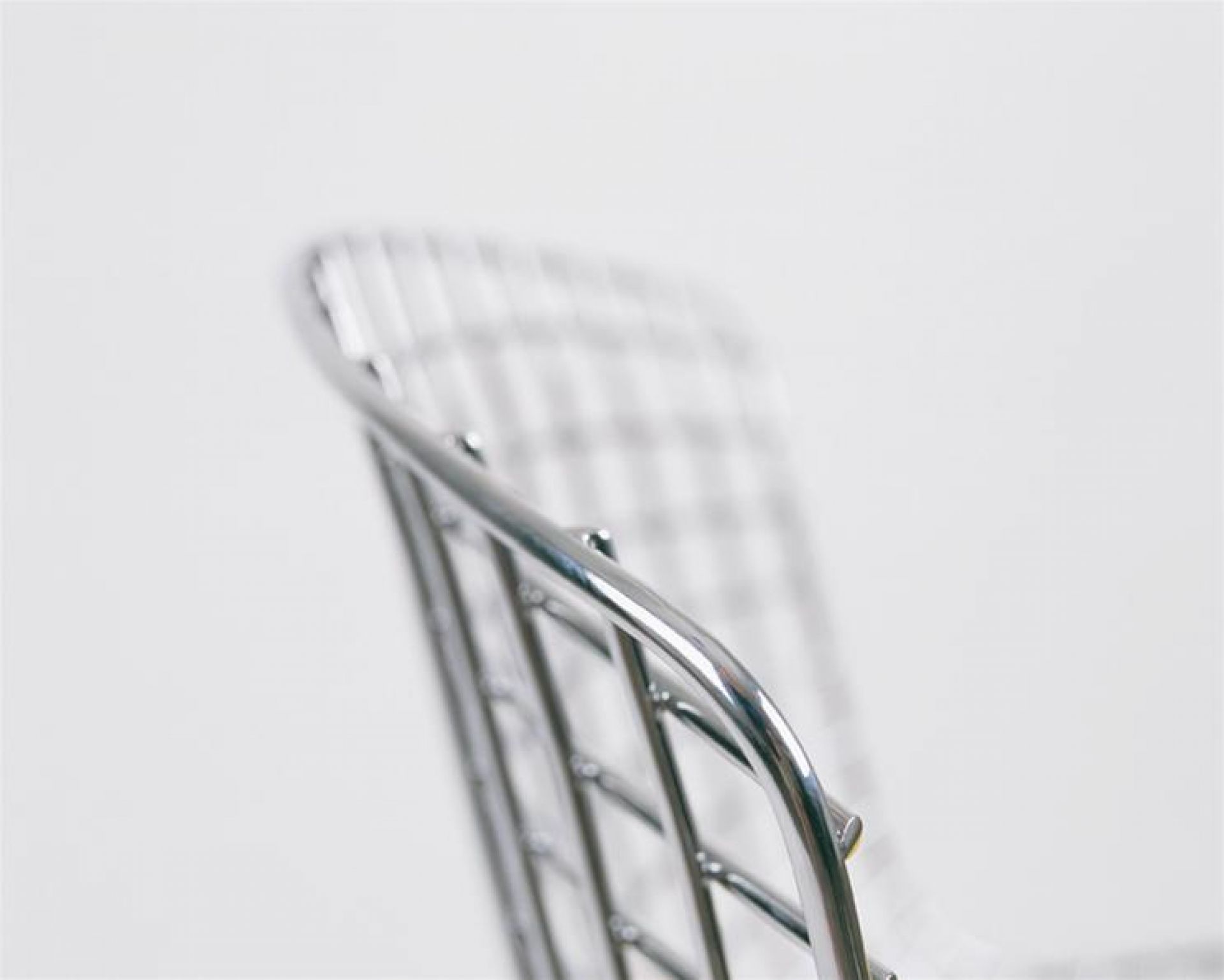 Detailaufnahme des verchromten Bertoia Barhockers von Knoll International mit filigranem Drahtgestell.