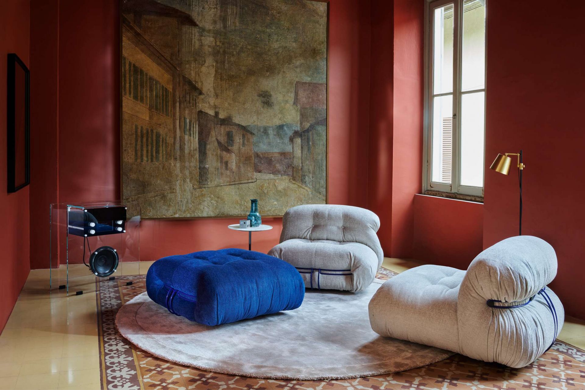 Wohnzimmer mit Cassina Cristallo Radio, Sessel und Hocker. Designermöbel aus Italien.