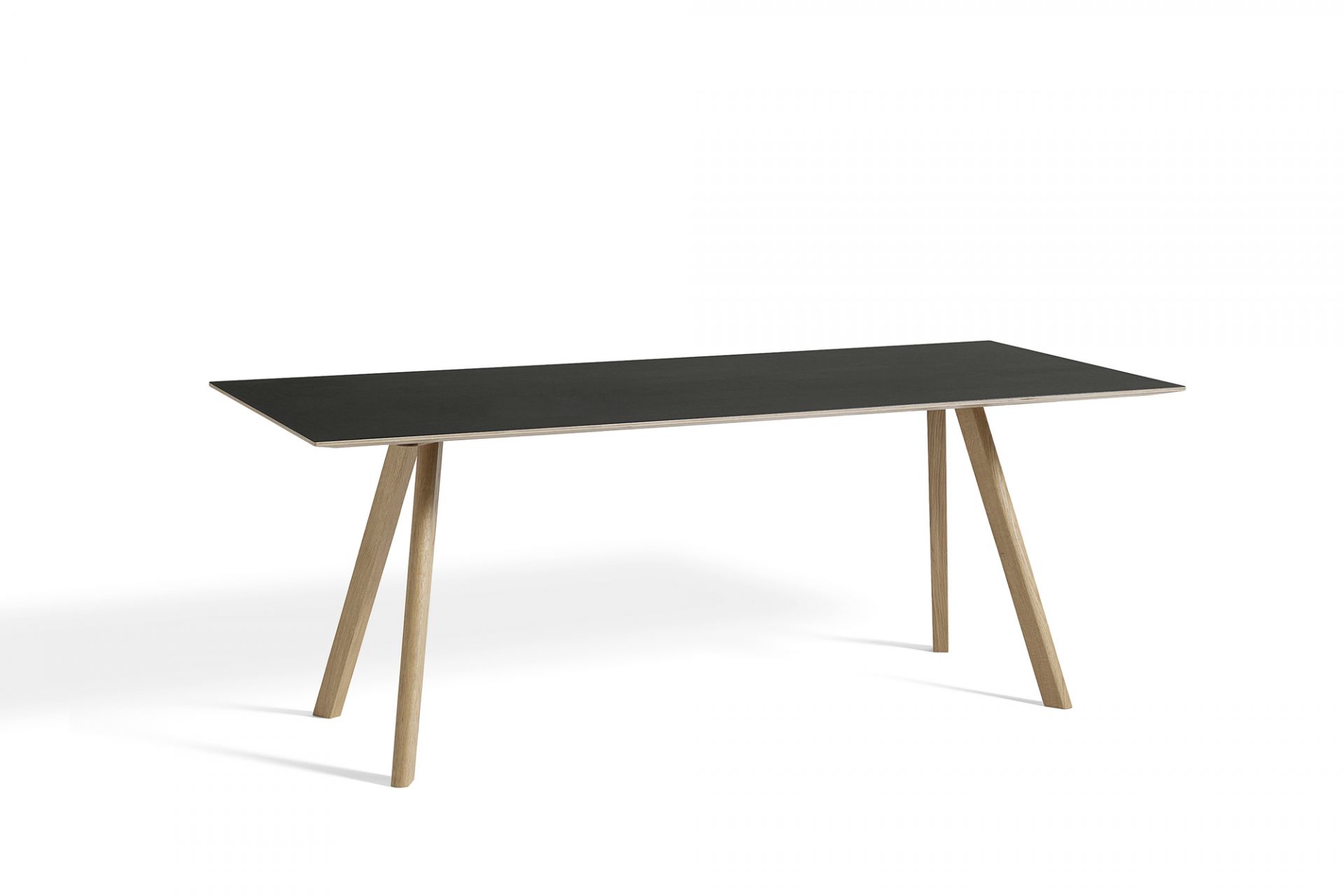 HAY Copenhague CPH 30 Tisch mit schwarzer Tischplatte und Holzbeinen, 200 x 90 cm.
