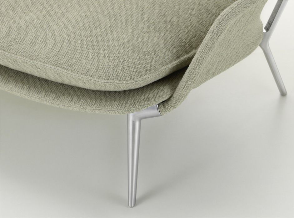 Detailaufnahme vom Slow Sofa von Vitra mit hellgrünem Stoffbezug und silbernen Metallbeinen.